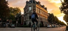 Foto van een gracht in Groningen met huizen op de achtergrond.