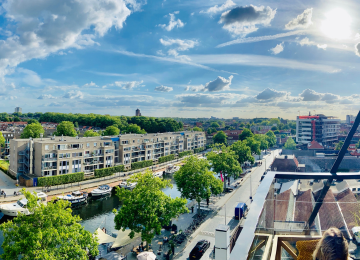 Aangezicht van boven af op de grachten en huizen van Tilburg Aangezicht van boven af op de grachten en huizen van Tilburg