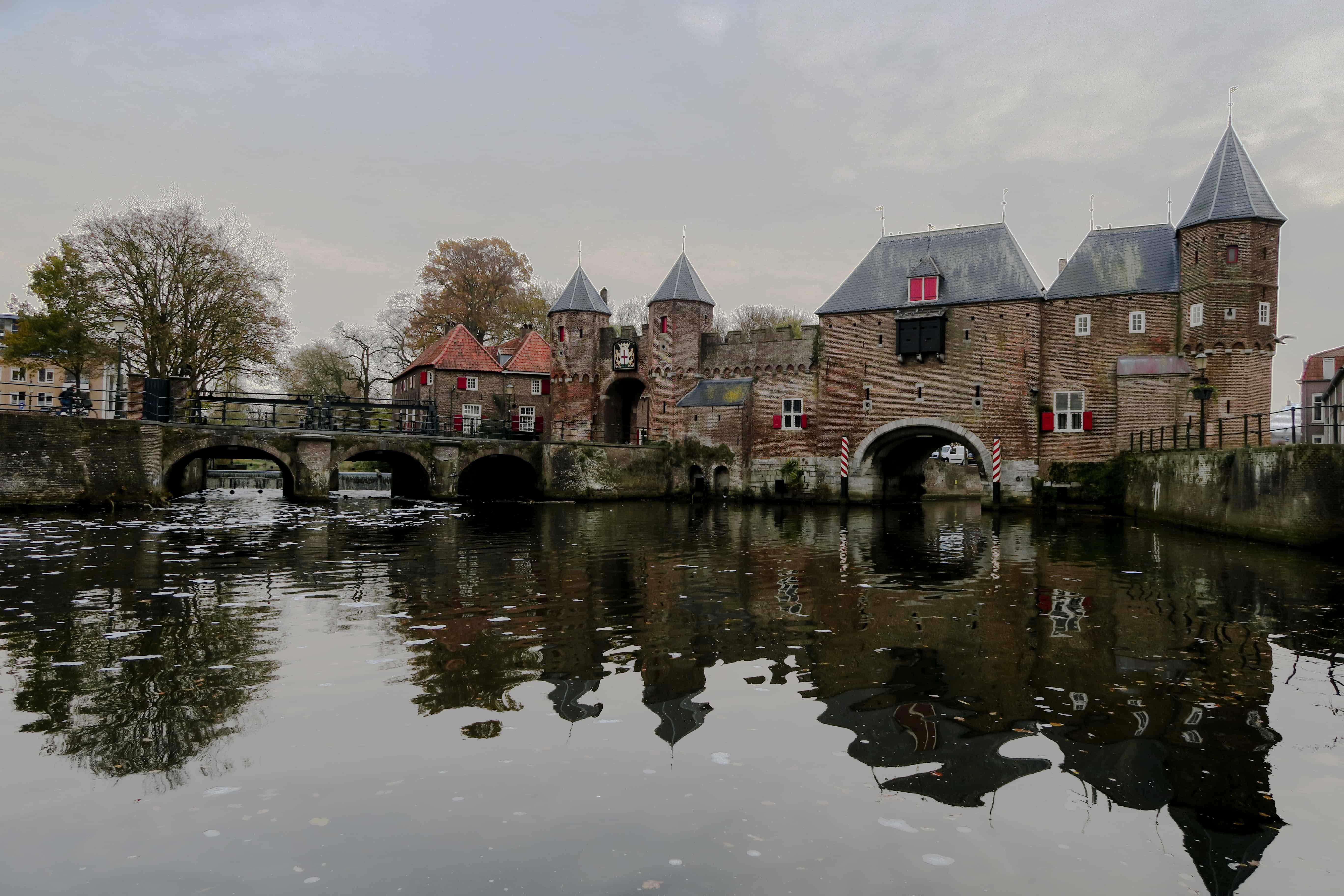 Aangezicht van Amersfoort met een gracht Aangezicht van Amersfoort met een gracht