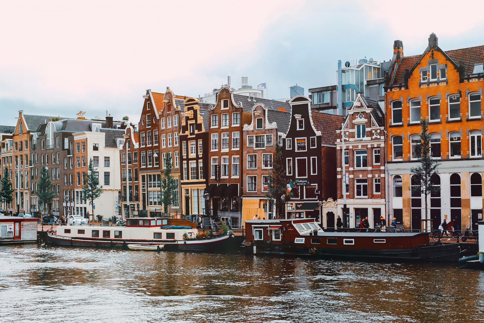 Luxe grachtenpanden in Amsterdam, een van de duurste steden van Europa