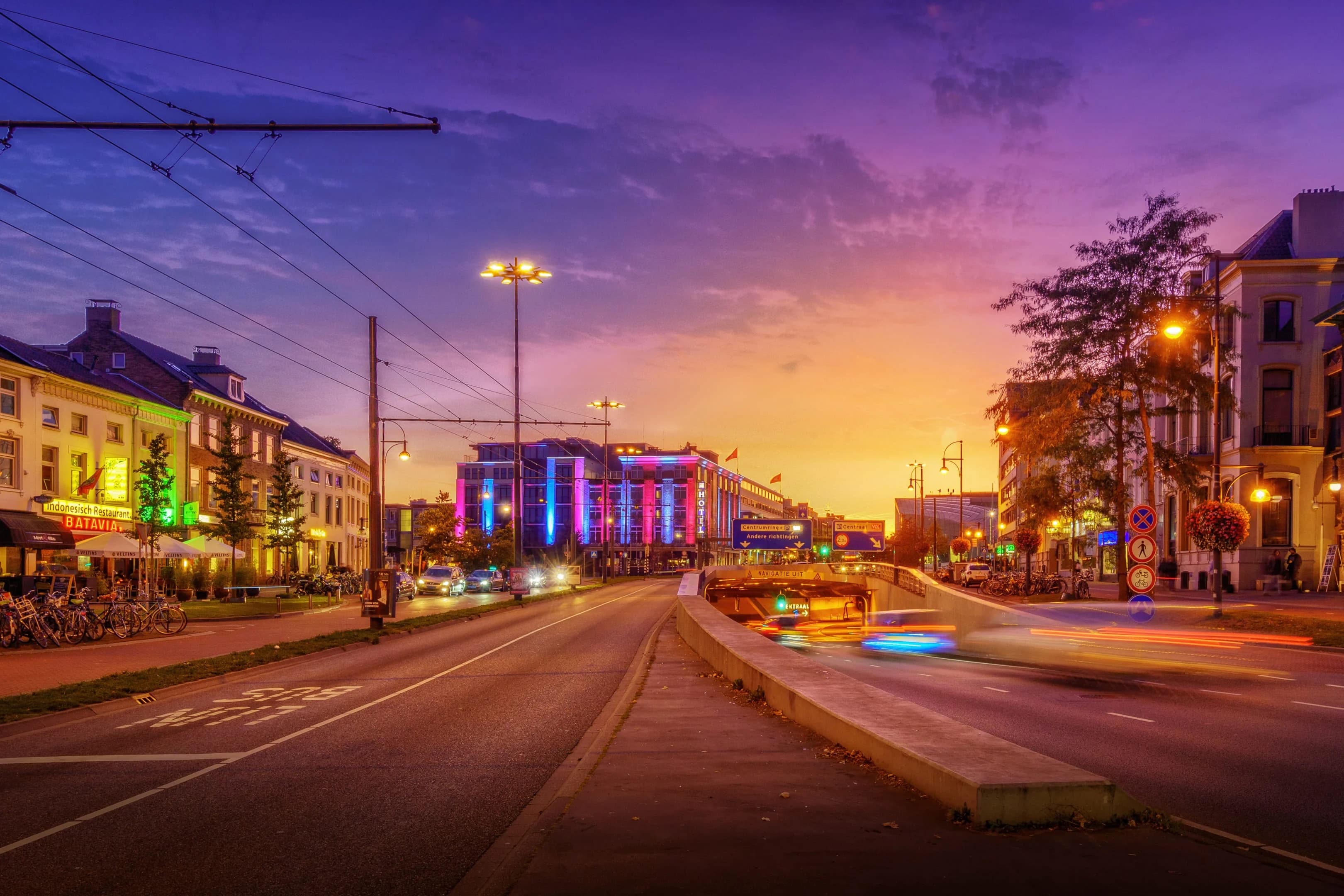 Arnhem Centraal met auto's op de wegen bij zonsondergang Arnhem Centraal met auto's op de wegen bij zonsondergang