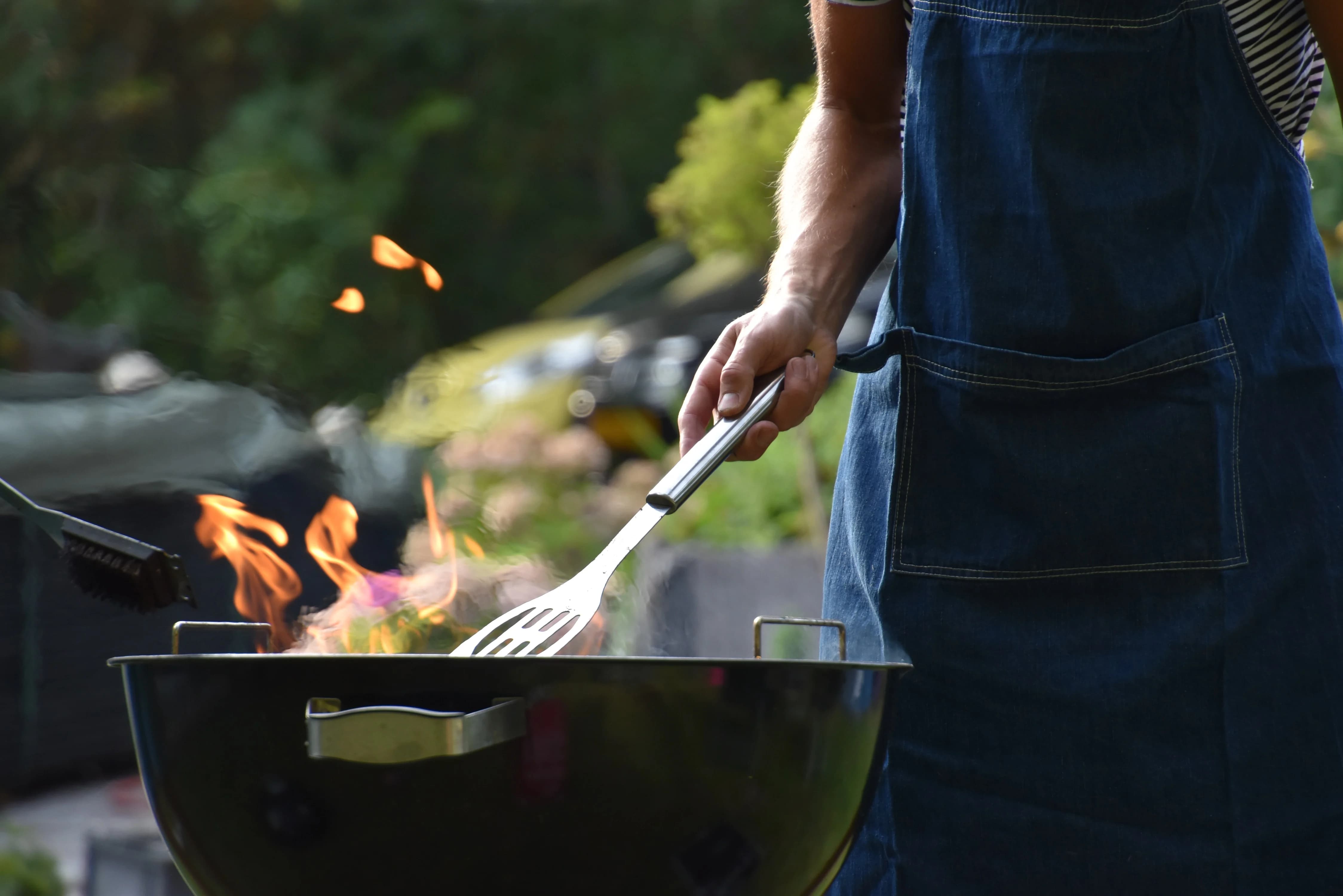 een man is aan het bbqen een man is aan het bbqen