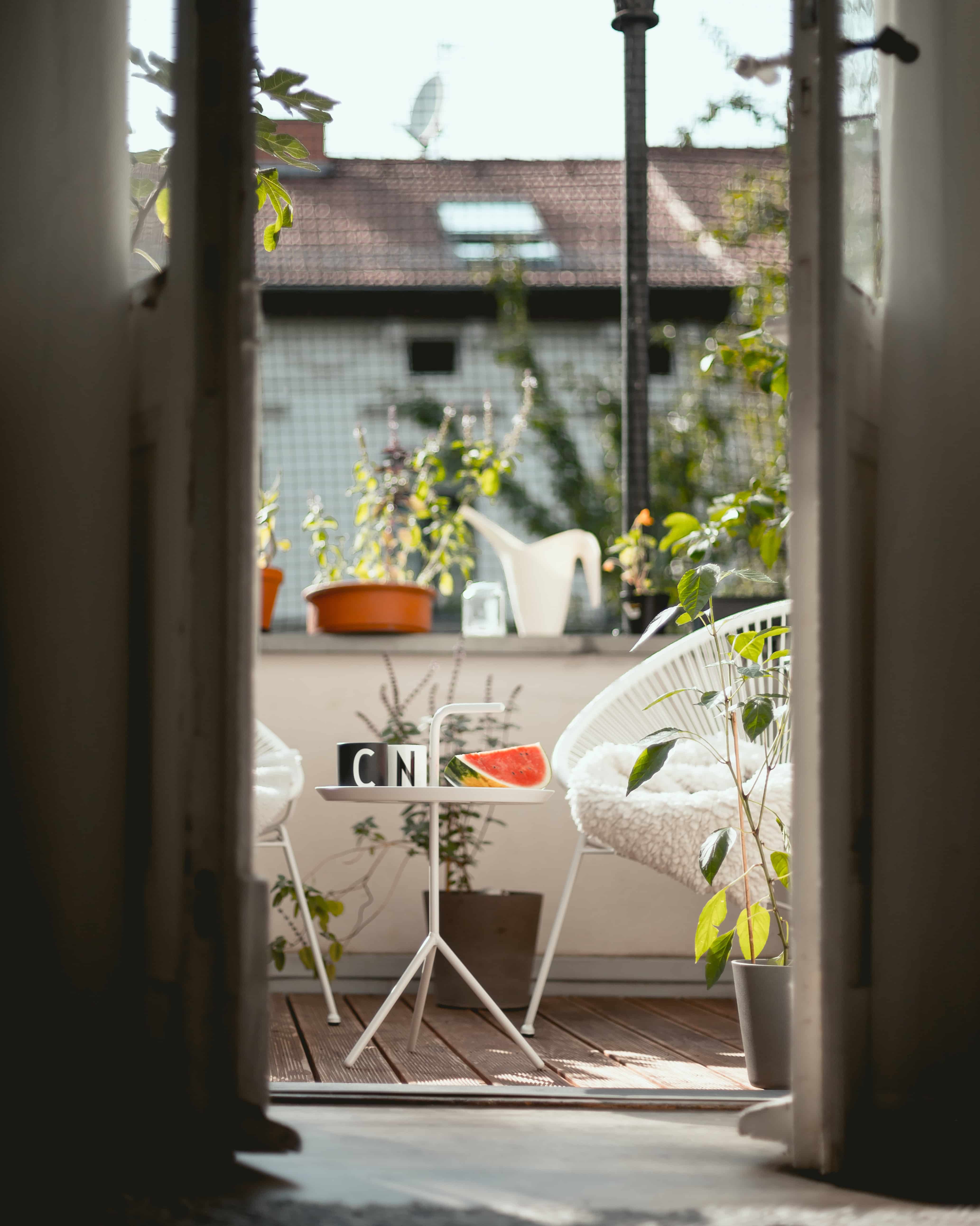 Meubels op een balkon tijdens een zonnige dag Meubels op een balkon tijdens een zonnige dag