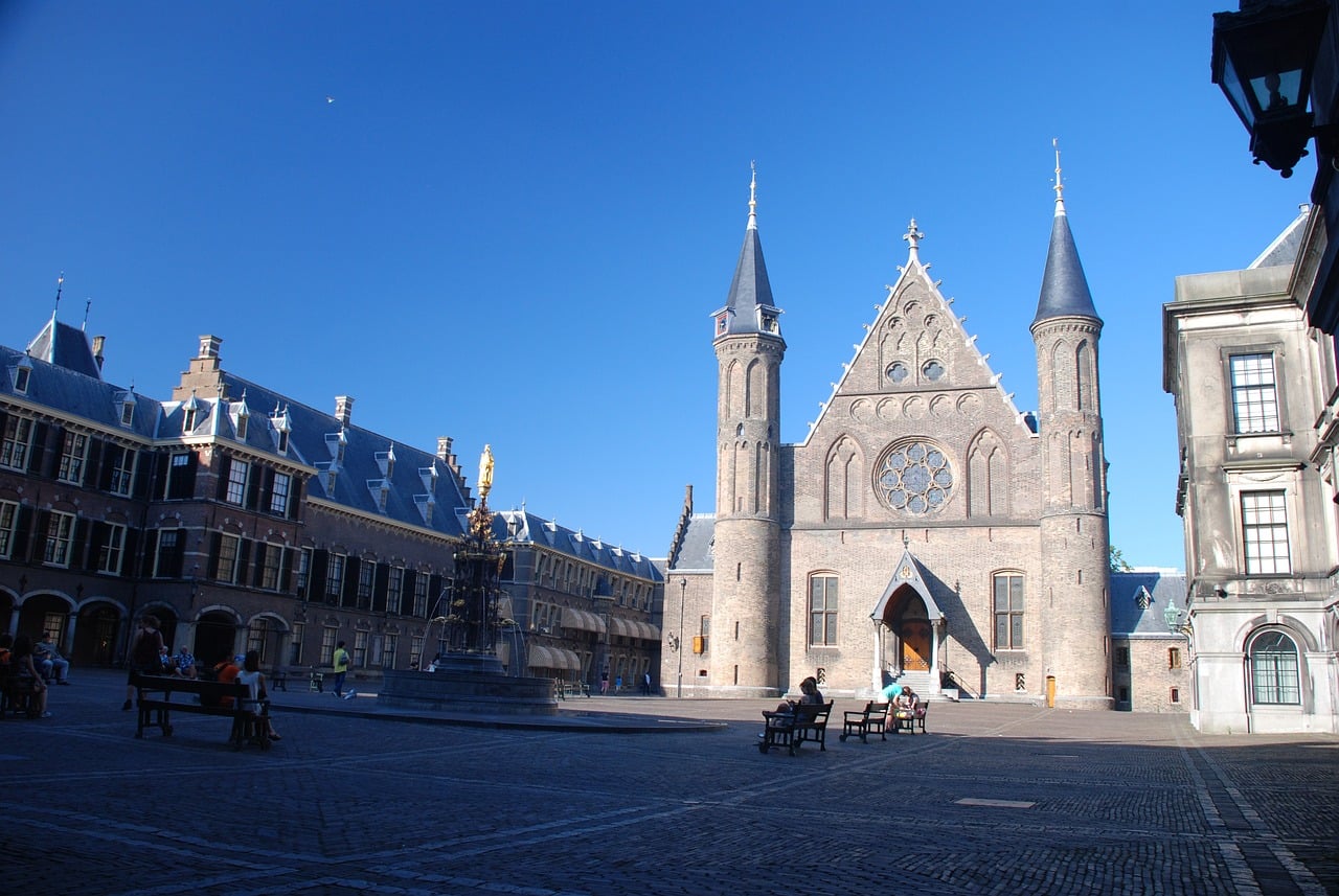 Een foto van het binnenhof met blauwe lucht Een foto van het binnenhof met blauwe lucht