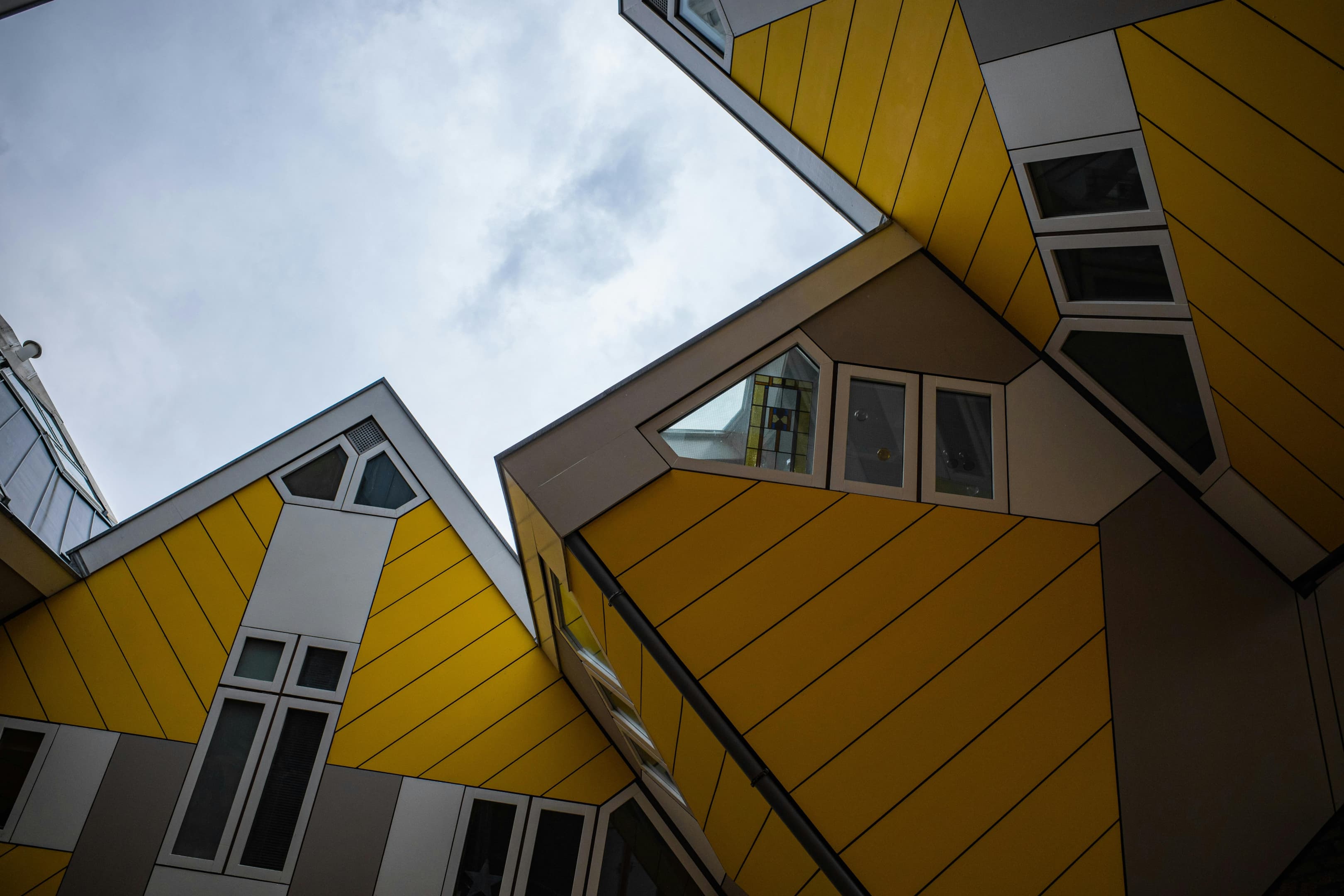 De kubuswoningen in de mooie woonwijk Blaak in Rotterdam. De kubuswoningen in de mooie woonwijk Blaak in Rotterdam.