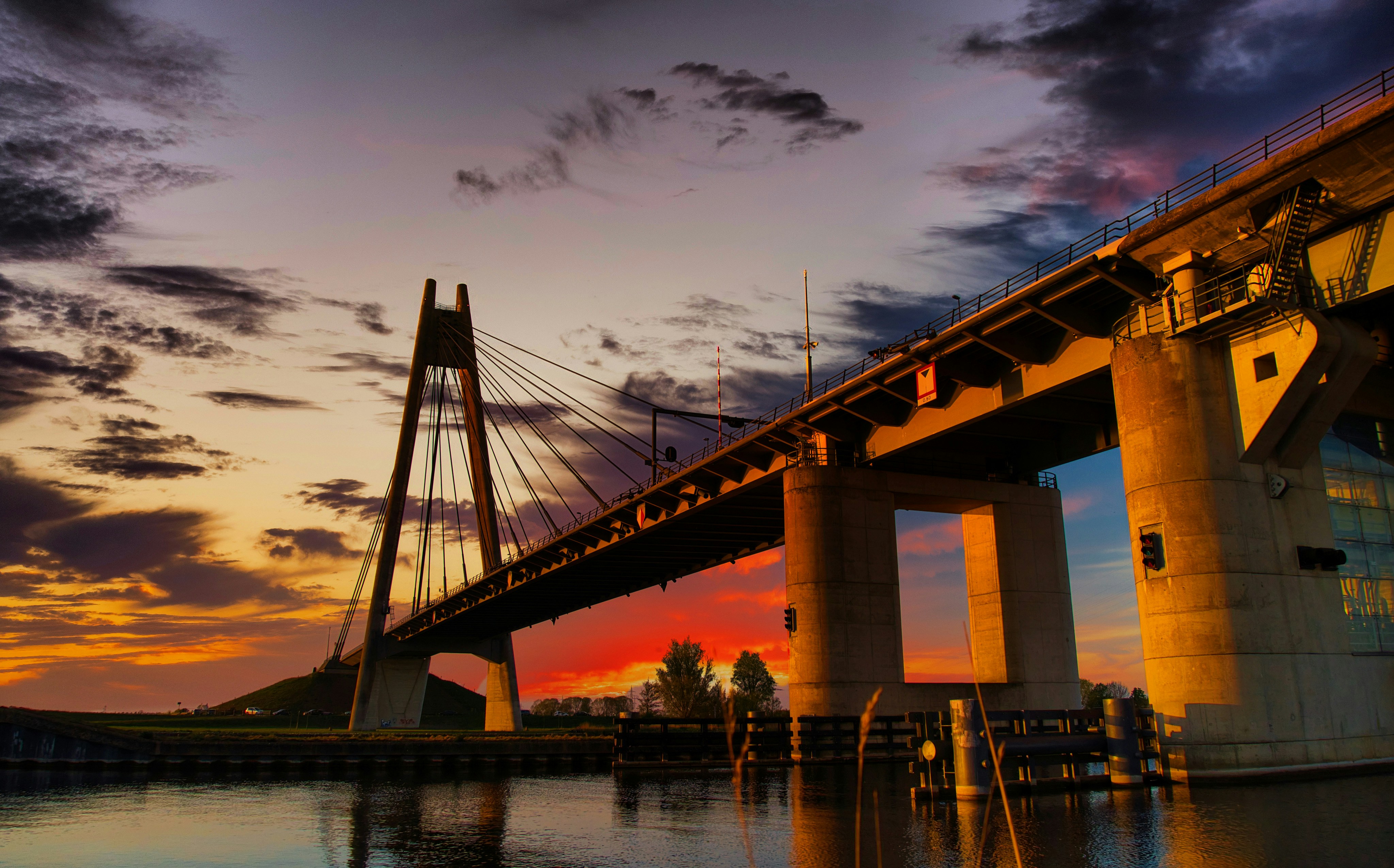 Aangezicht van Apeldoorn met grote brug in de zonsondergang ervoor. Aangezicht van Apeldoorn met grote brug in de zonsondergang ervoor.