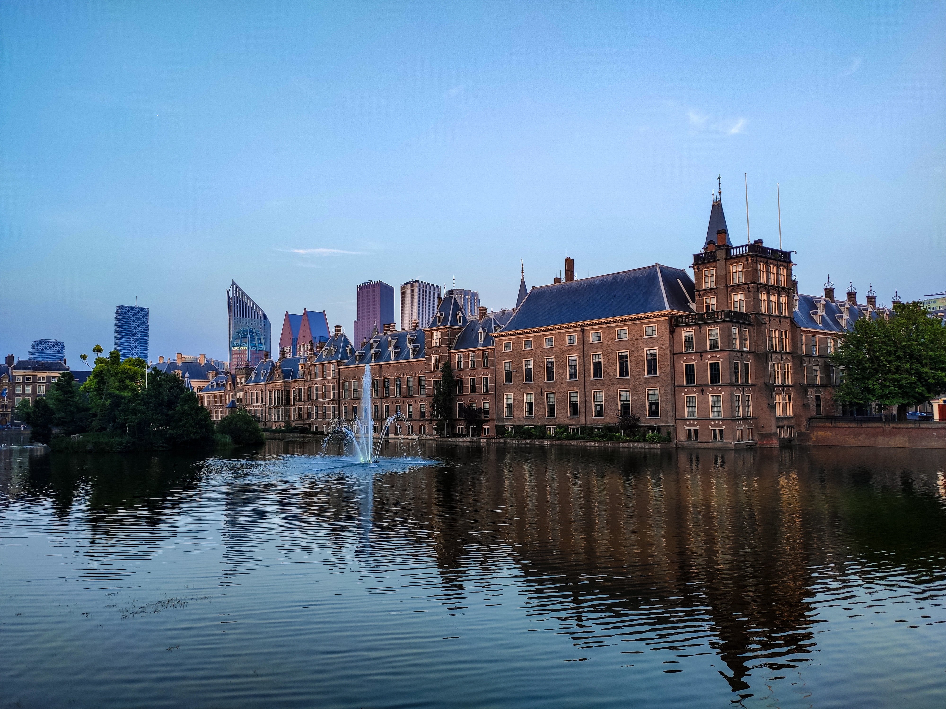 De hofvijver met op de achtergrond het politieke hart van Nederland De hofvijver met op de achtergrond het politieke hart van Nederland
