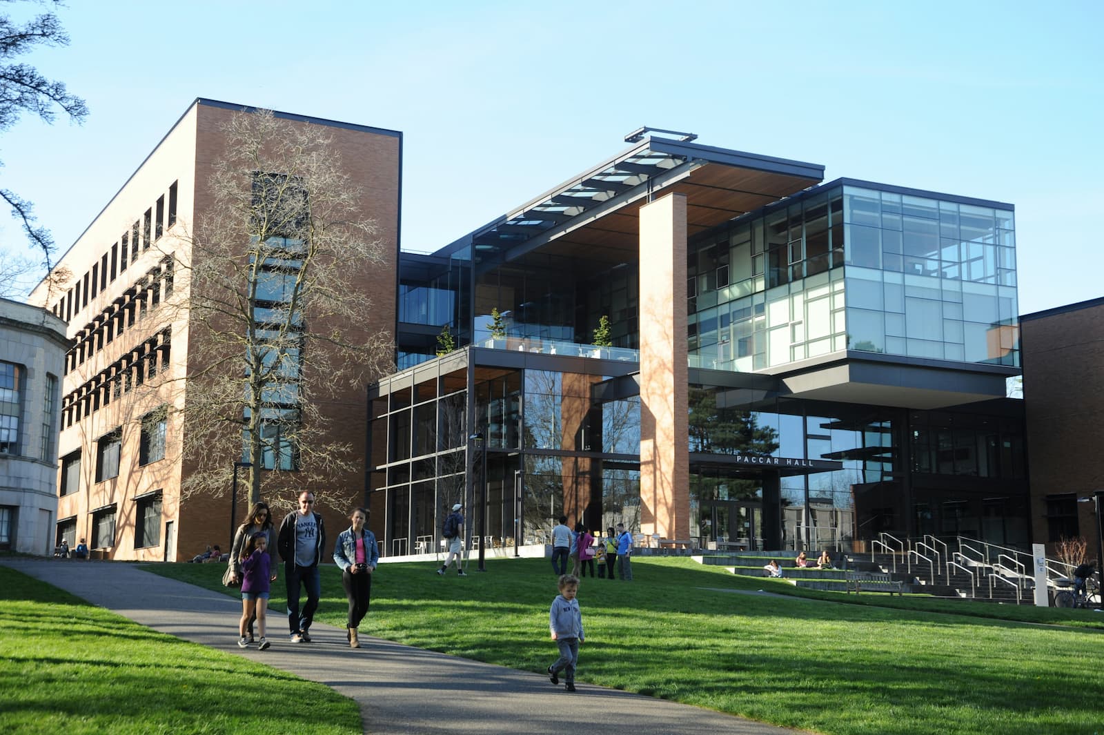 Een grote moderne campus met een strak blauwe lucht Een grote moderne campus met een strak blauwe lucht