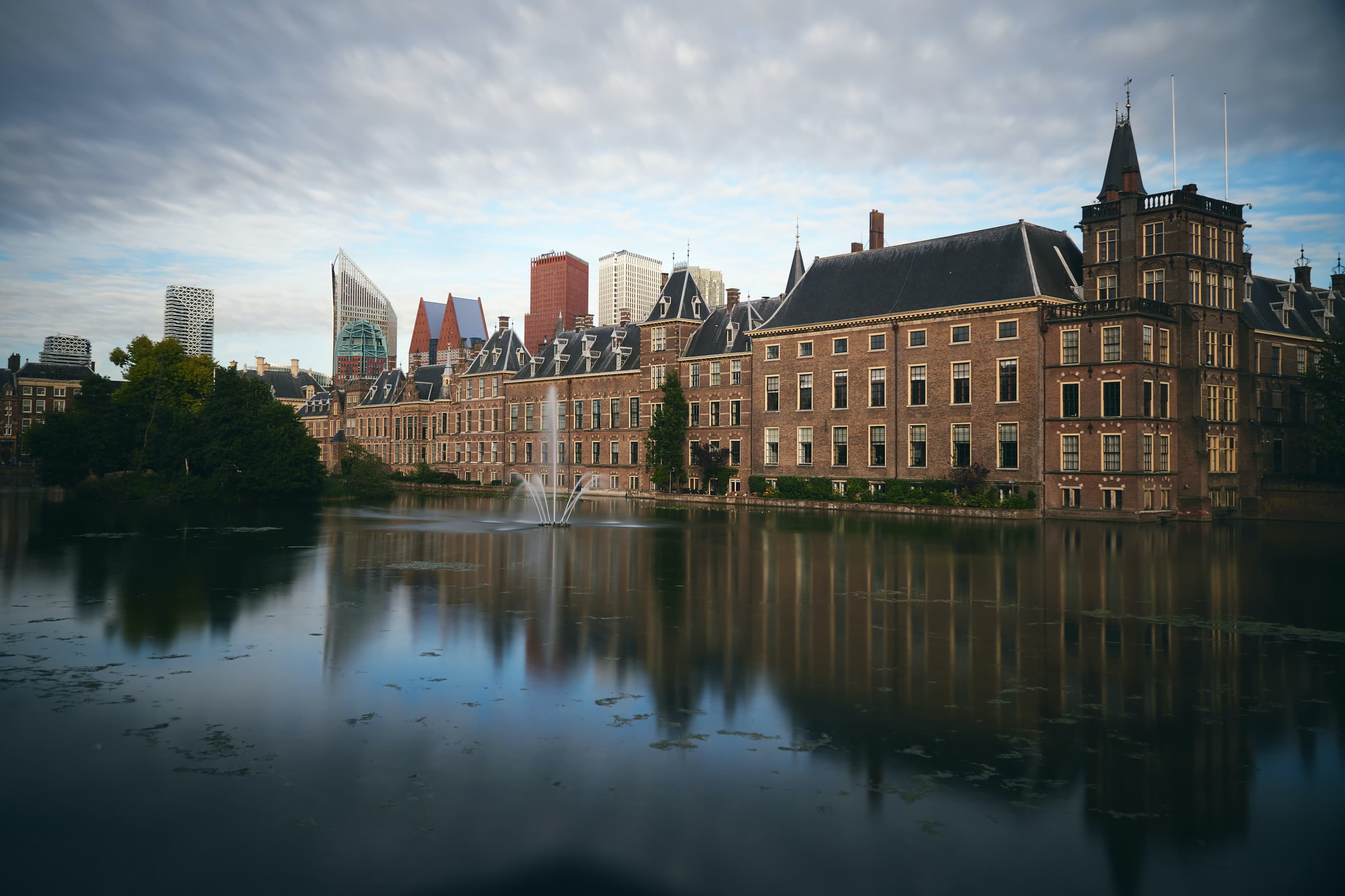 De Hofvijver in Den Haag met een fontein De Hofvijver in Den Haag met een fontein