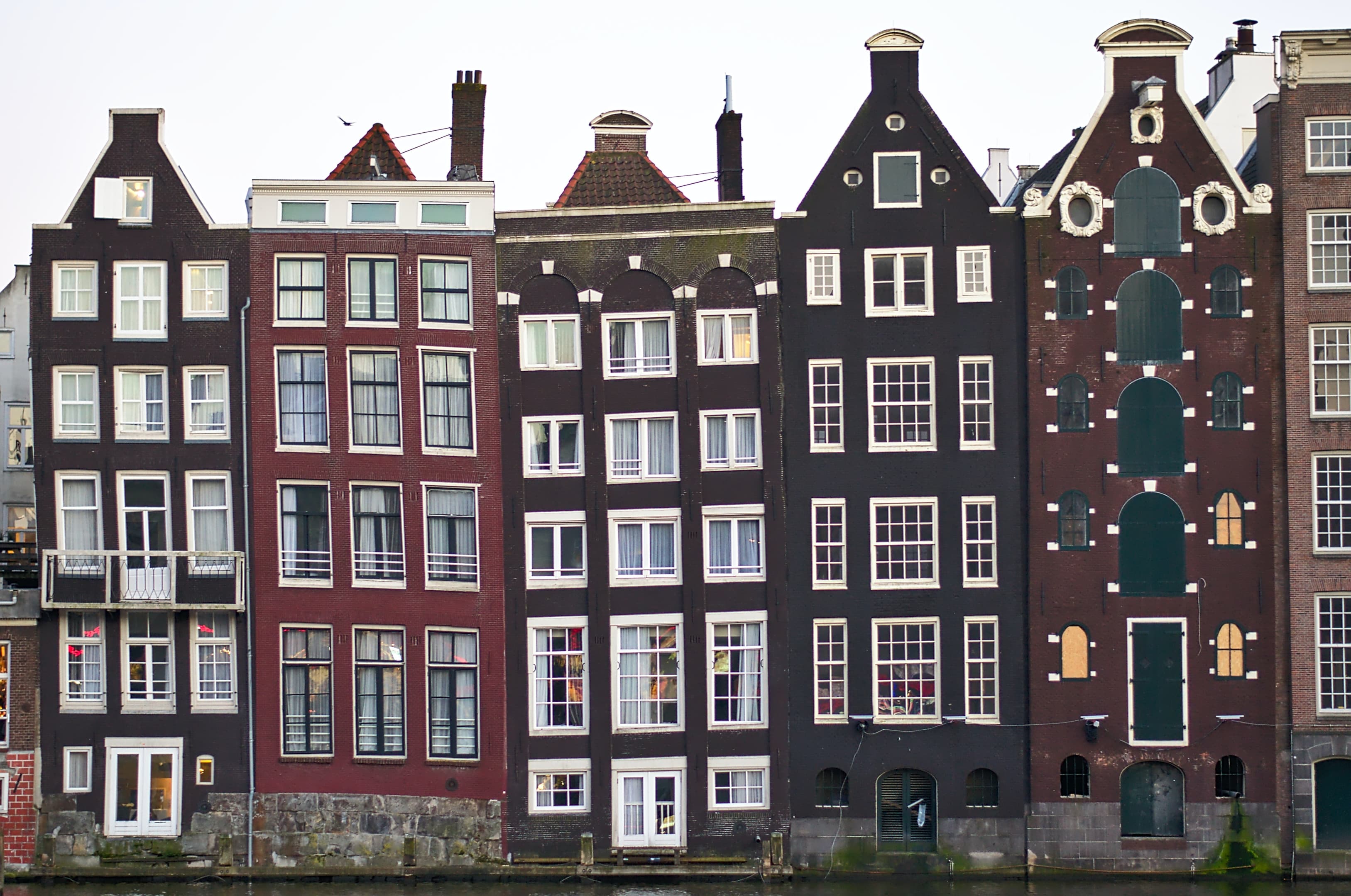 De Pijp, met zijn karakteristieke herenhuizen die lijken te dansen. Een van de mooiste woonwijken van Nederland. De Pijp, met zijn karakteristieke herenhuizen die lijken te dansen. Een van de mooiste woonwijken van Nederland.