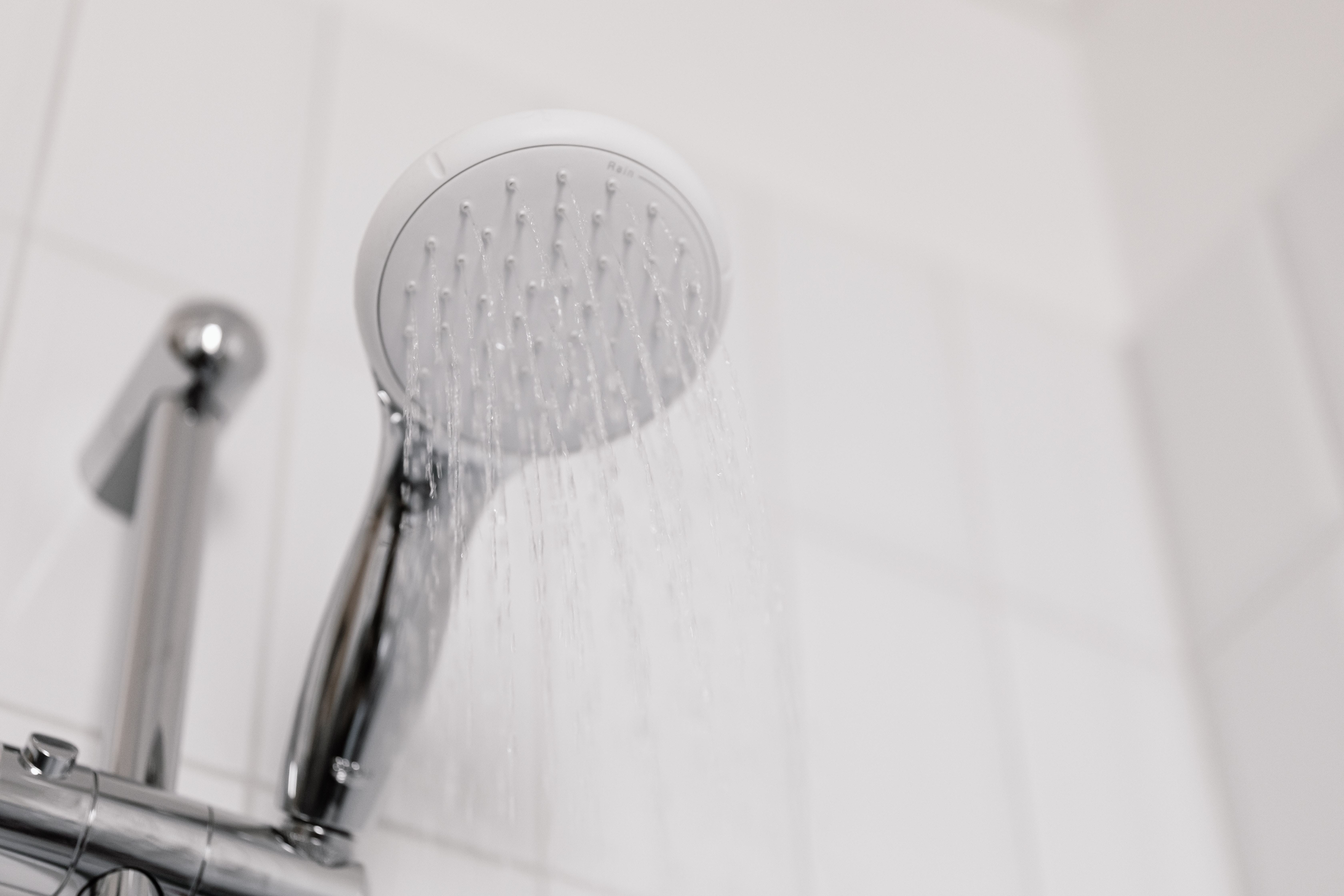 Een waterbesparende douchekop in de badkamer Een waterbesparende douchekop in de badkamer