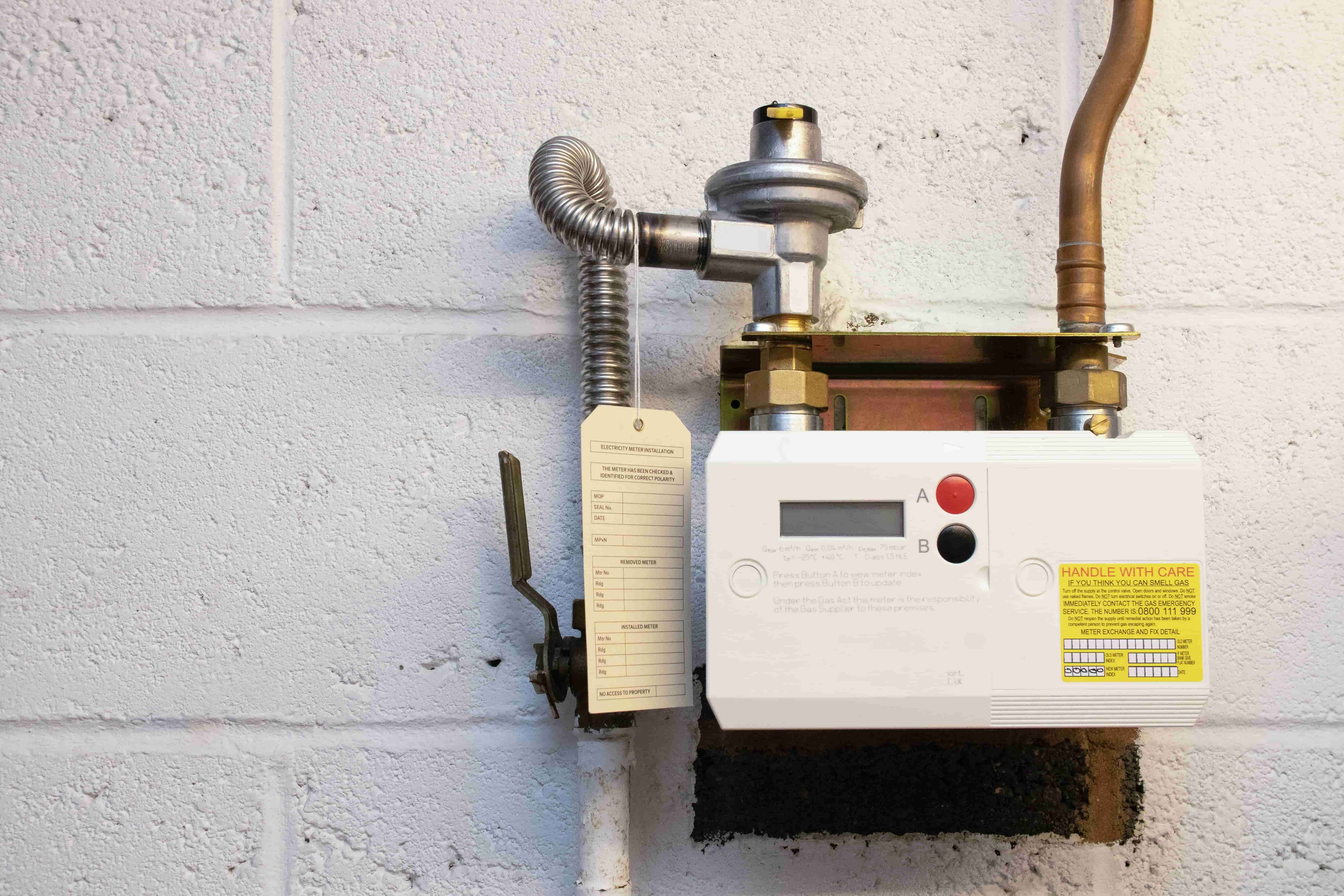 De status van je energiemeter checken Een energiemeter vast aan de muur