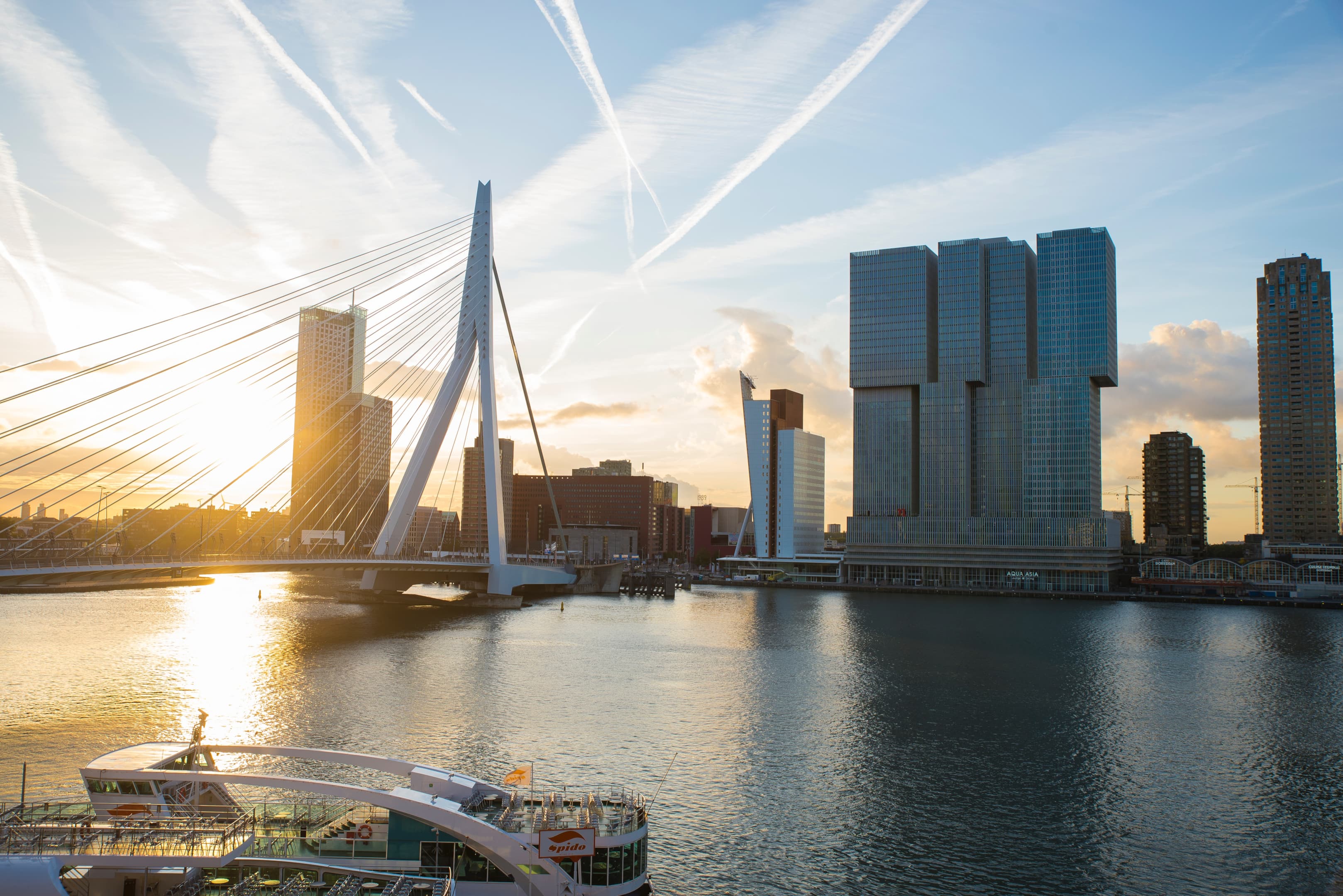 De Erasmusbrug in Rotterdam tijdens zonsondergang De Erasmusbrug in Rotterdam tijdens zonsondergang
