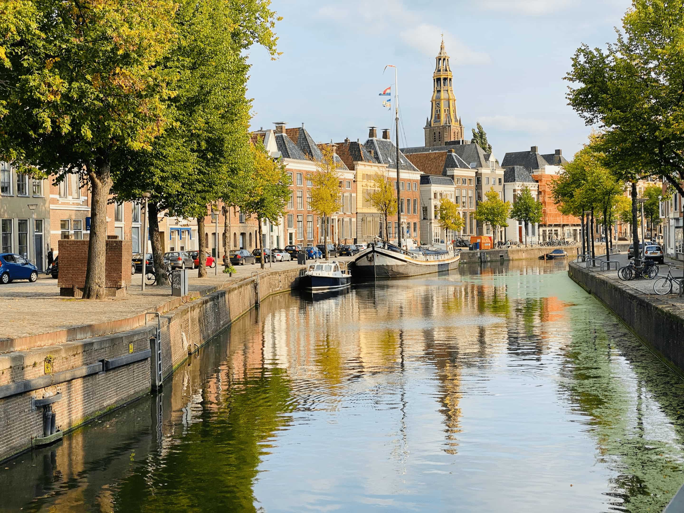 Gracht in Groningen met de A Kerk op de achtergrond Gracht in Groningen met de A Kerk op de achtergrond