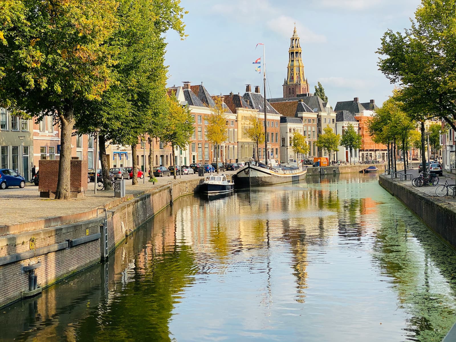 De gracht van Groningen vastgelegd op de Verlengde Visserstraat in het zonnetje De gracht van Groningen vastgelegd op de Verlengde Visserstraat in het zonnetje