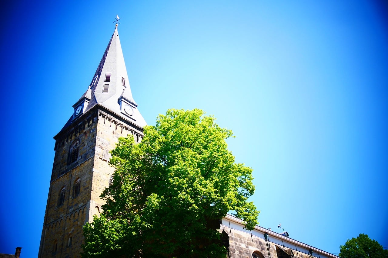 De kerktoren van de Grote kerk in Enschede in contract met een strak blauwe lucht. De kerktoren van de Grote kerk in Enschede in contract met een strak blauwe lucht.