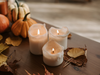 Herfstdecoratie met kaarsen en pompoenen
