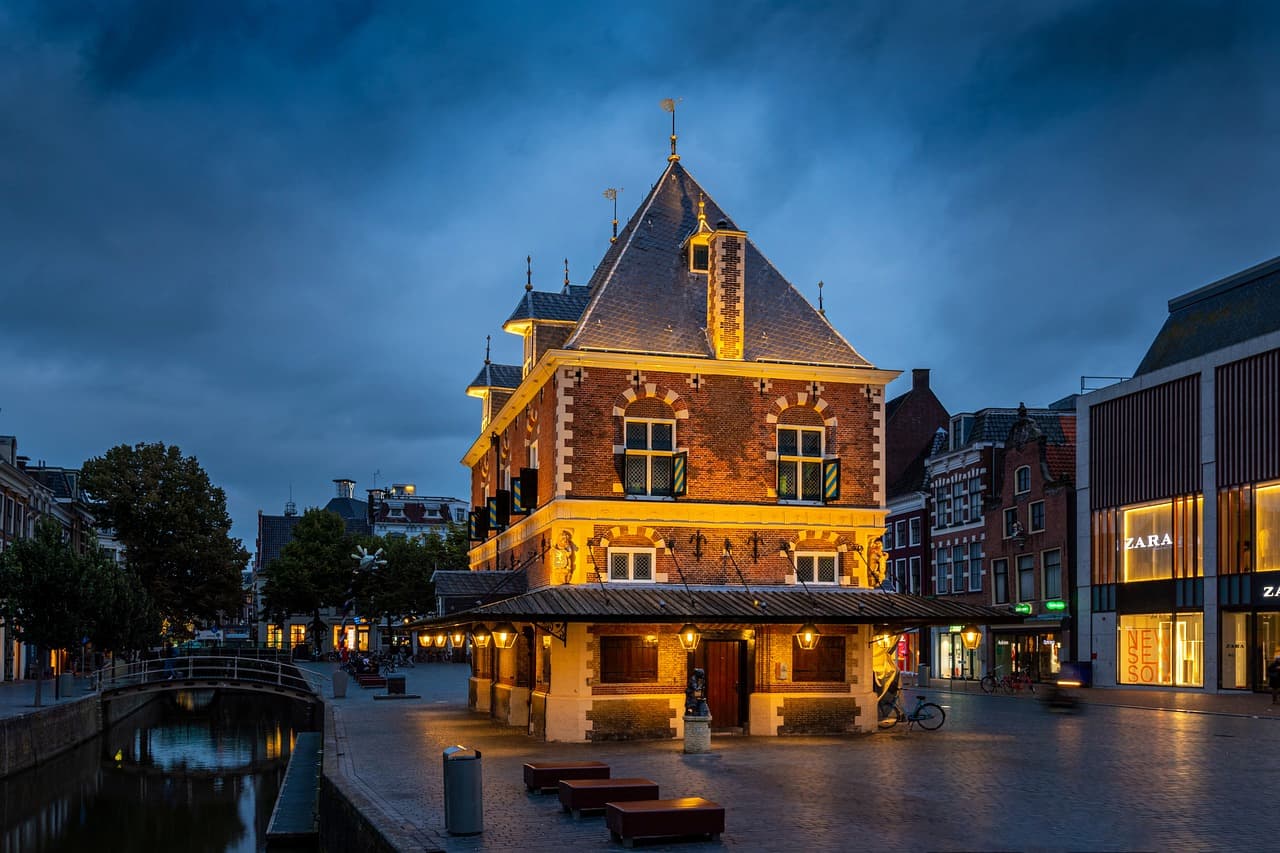 Historisch gebouw in Leeuwarden verlicht in de avond Historisch gebouw in Leeuwarden verlicht in de avond