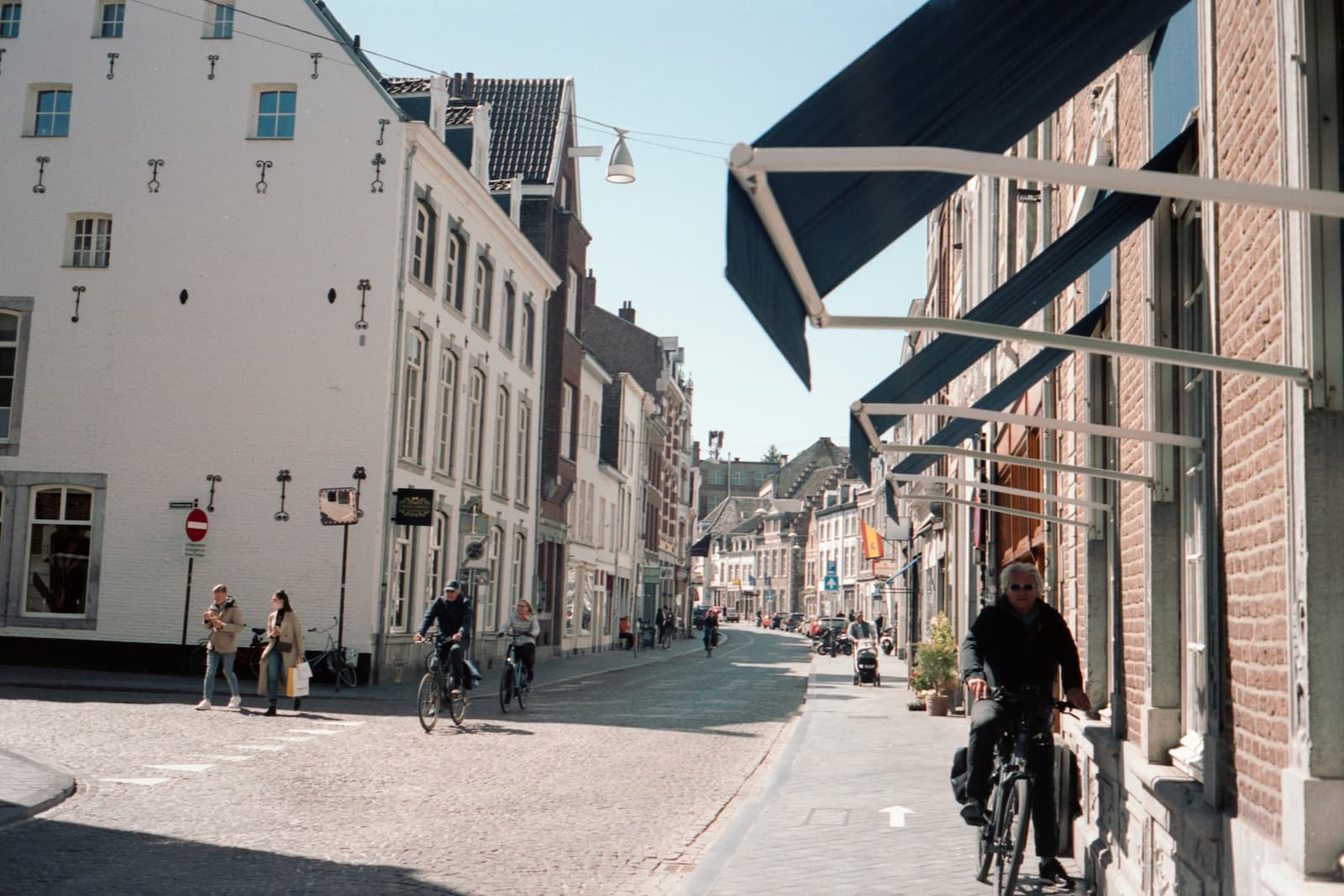 Een charmante straat met witte en stenen huurwoningen in Maastricht Een charmante straat met witte en stenen huurwoningen in Maastricht
