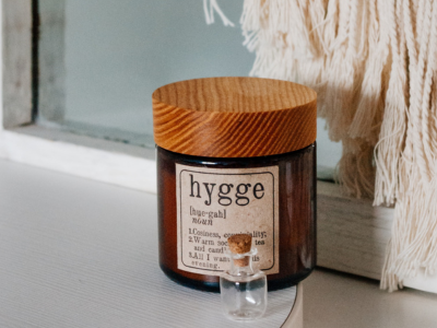 Hygge bruine geurkaars voor een warme sfeer