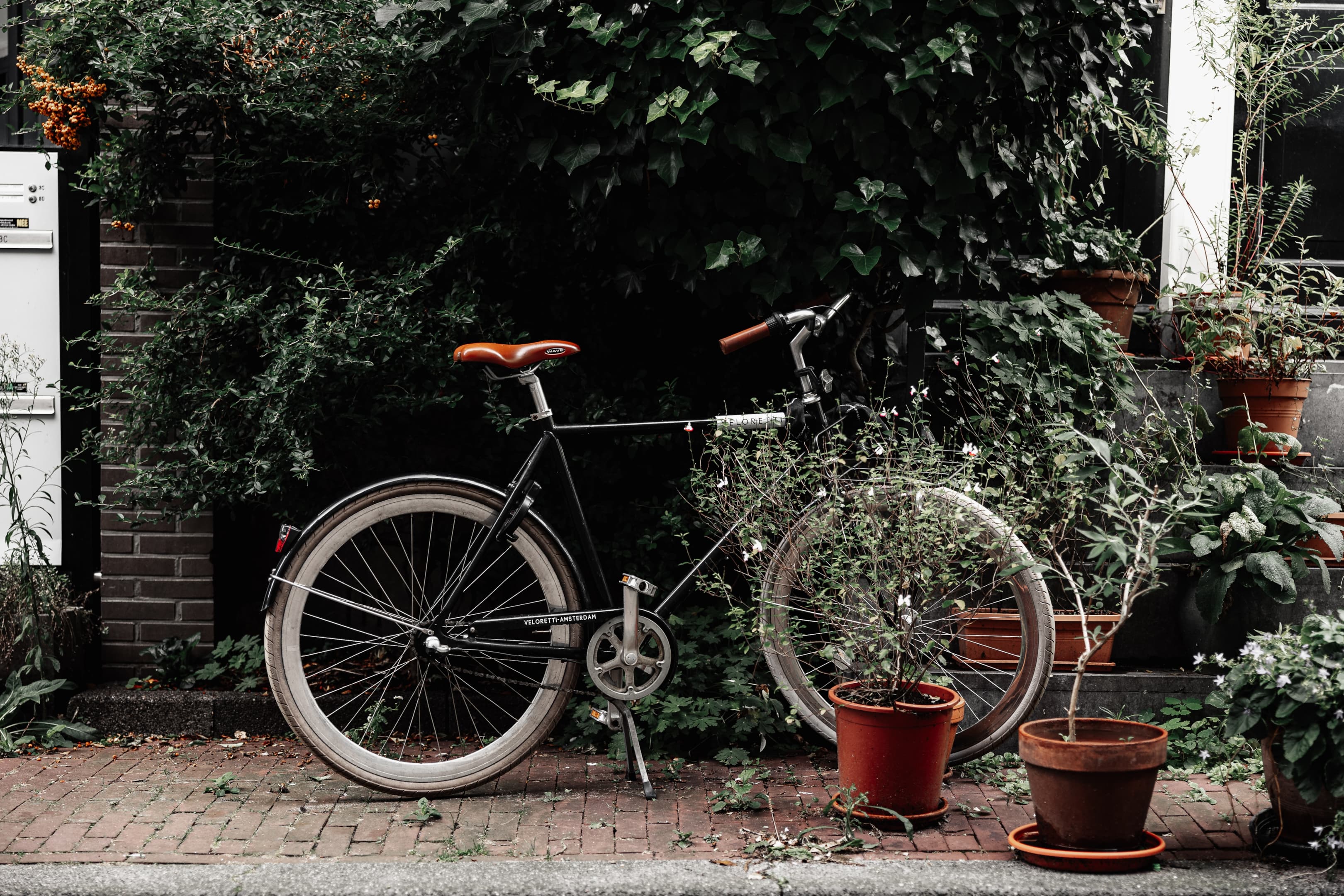 Een fiets geparkeerd in een straat in de Jordaan in Amsterdam. Een van de meest inspirerende woonwijken in Nederland. Een fiets geparkeerd in een straat in de Jordaan in Amsterdam. Een van de meest inspirerende woonwijken in Nederland.