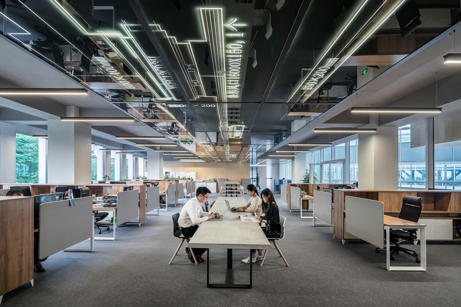 Een moderne kantoorruimte met veel bureaus. Een moderne kantoorruimte met veel bureaus.