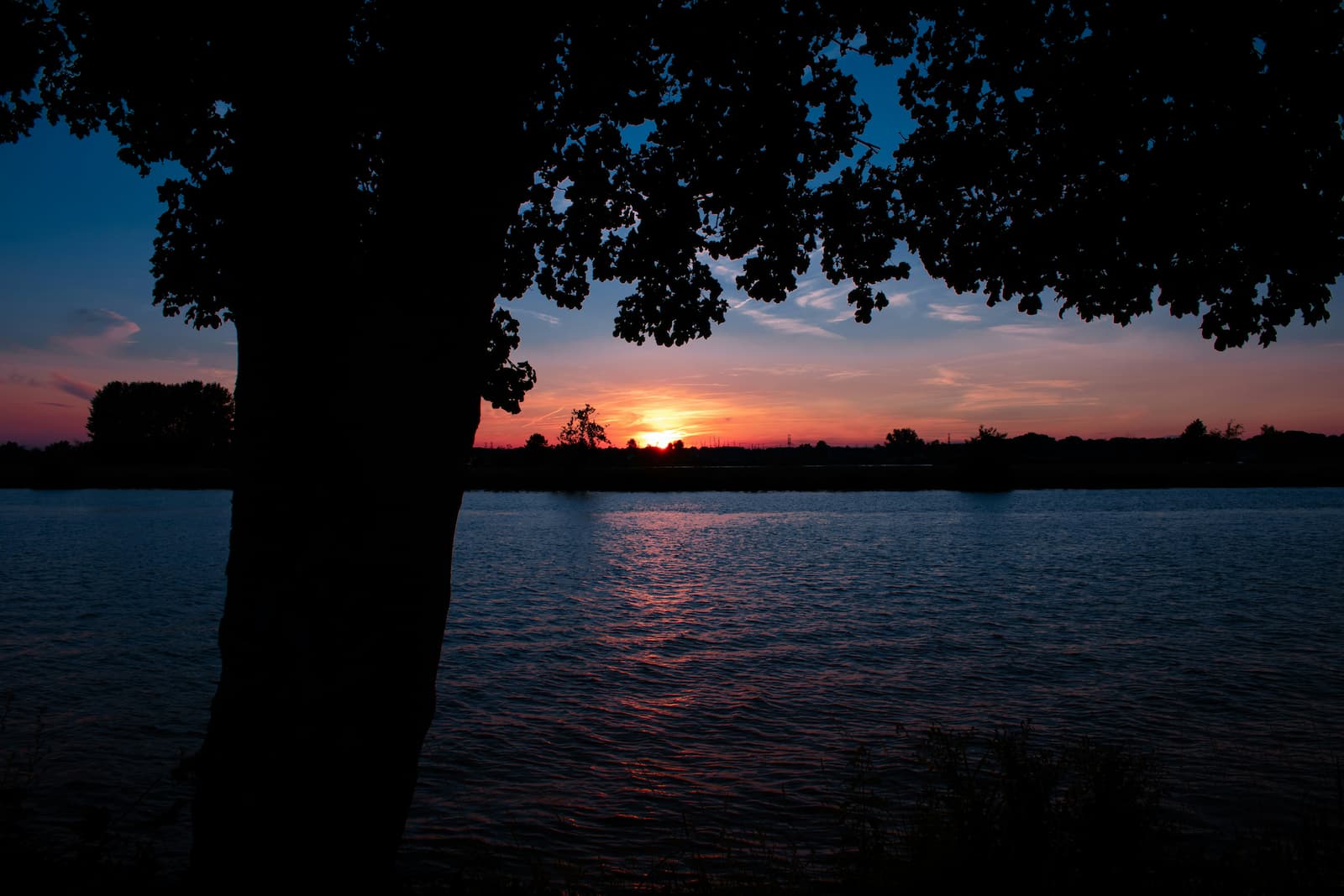 De Maasplassen bij zonsondergang De Maasplassen bij zonsondergang