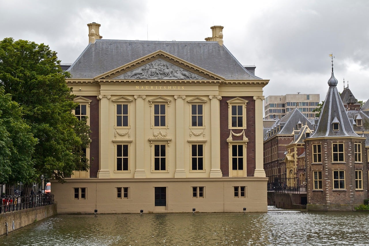 Een foto van het Mauritshuis met grijze wolken in de lucht Een foto van het Mauritshuis met grijze wolken in de lucht