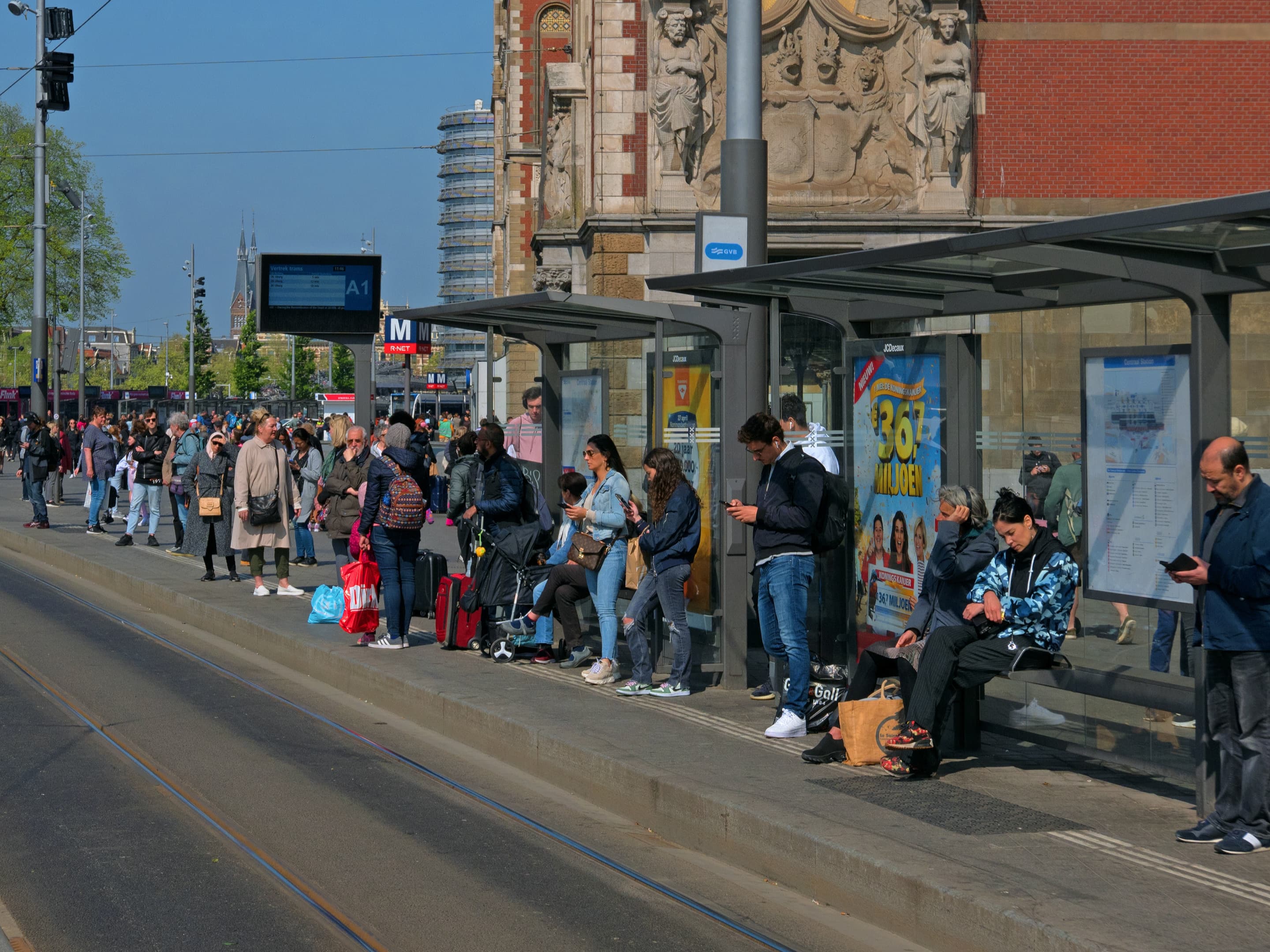 Een drukke bushalte in Amsterdam. Een drukke bushalte in Amsterdam.