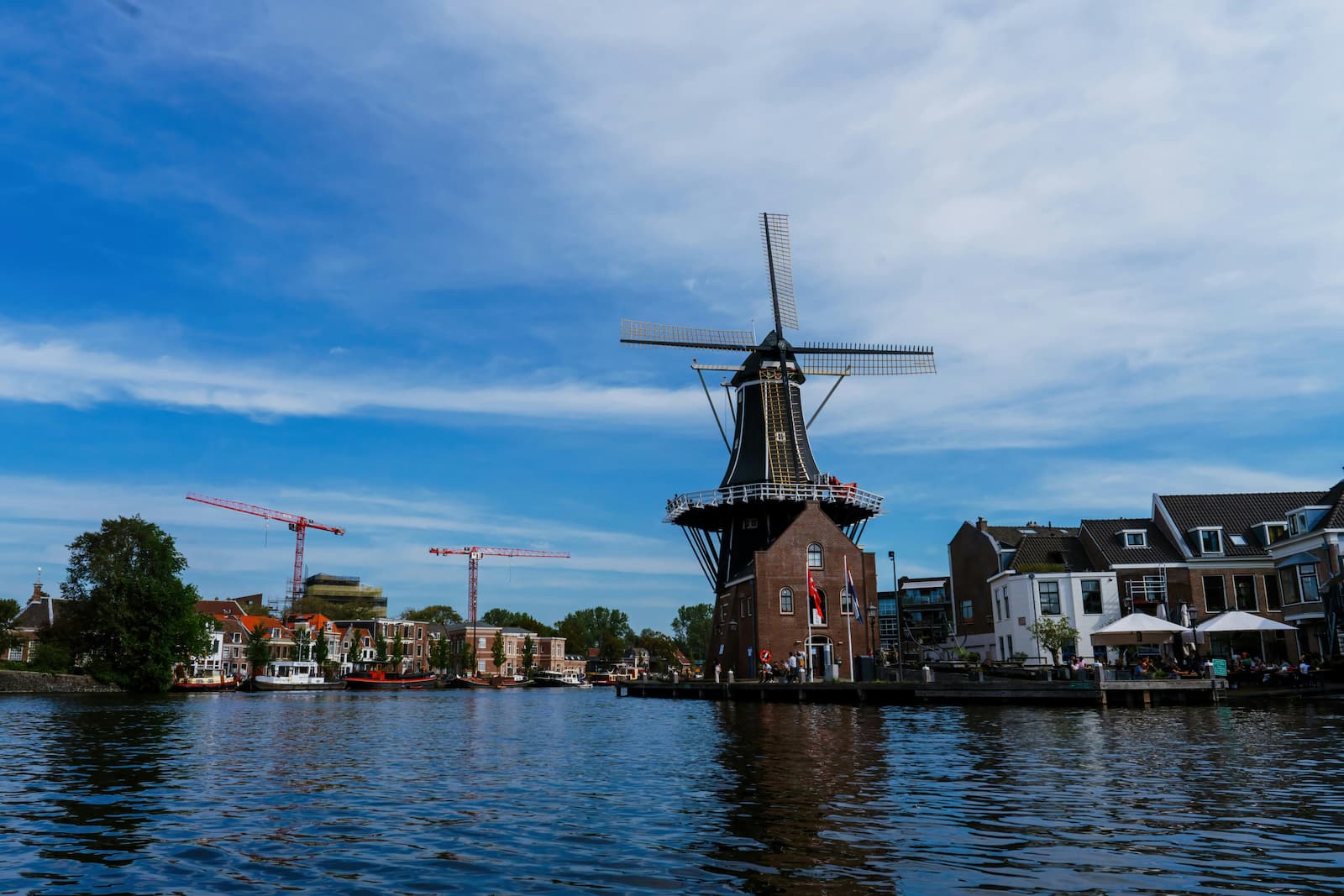 Molen de Adriaan in Haarlem aan de rivier het Spaarne met een strakblauwe lucht