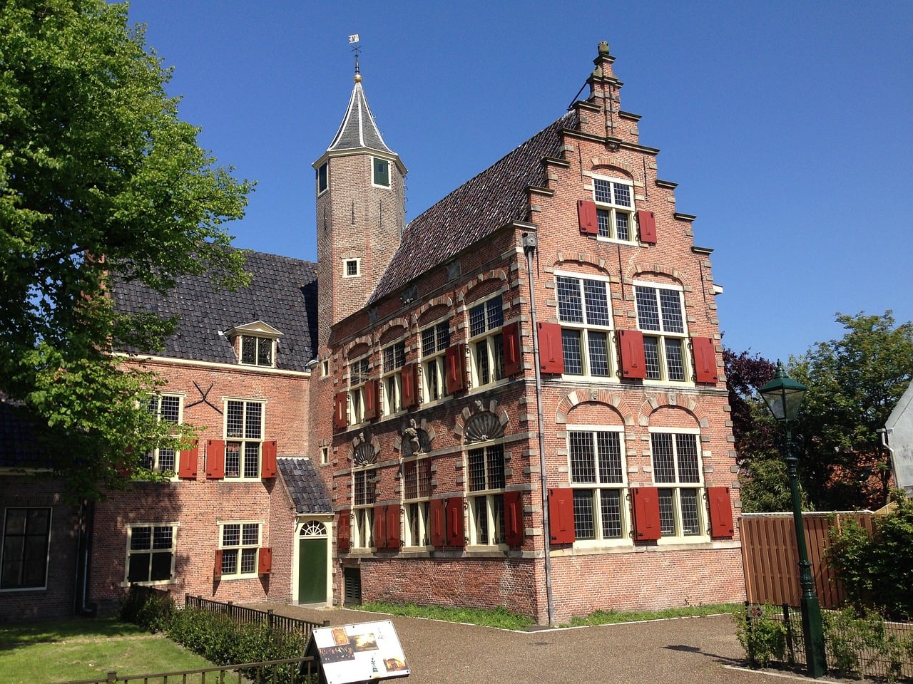Oud en historisch gebouw in Alkmaar gefotografeerd op een zomerse dag.