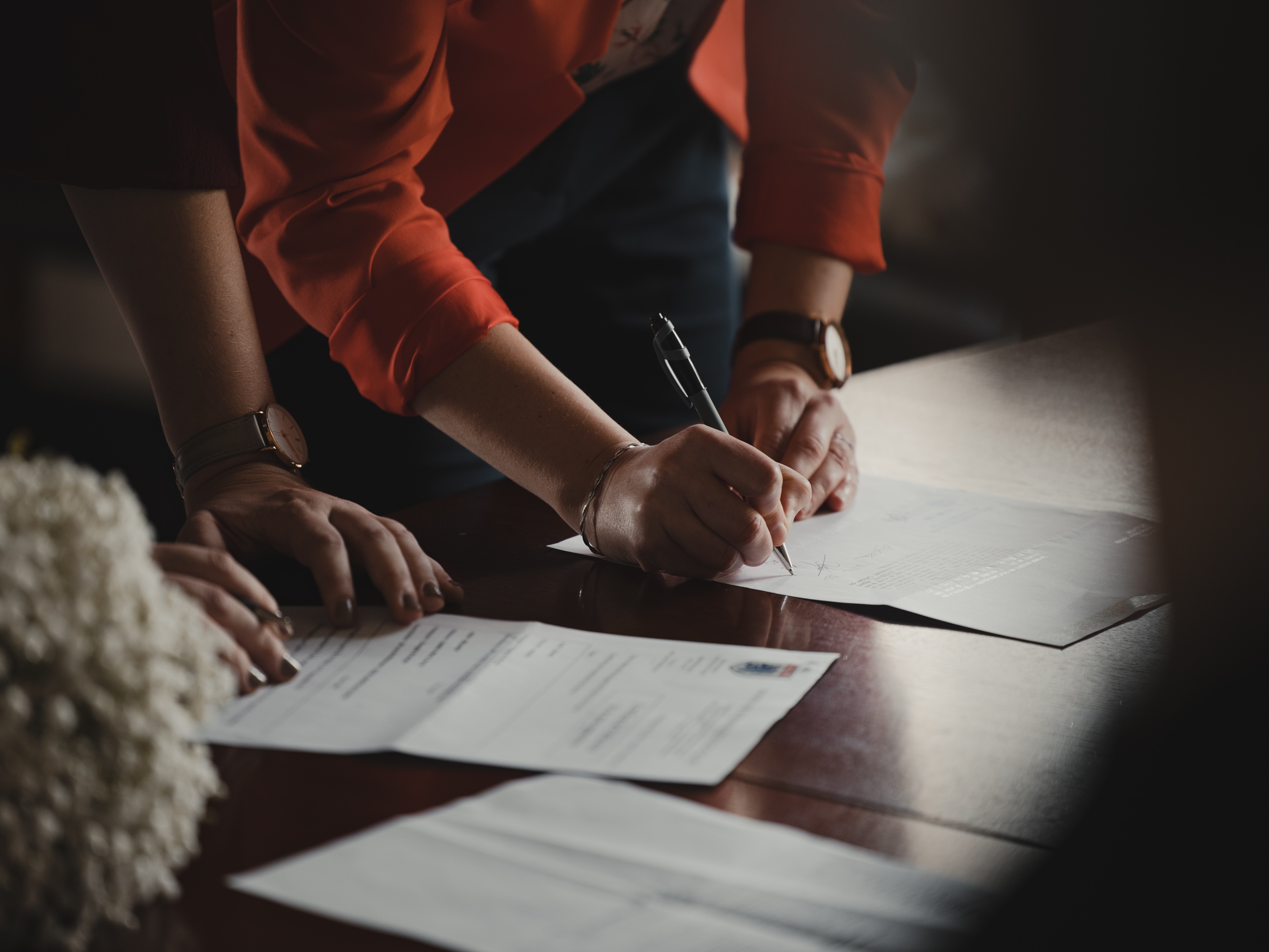 Het ondertekenen van een contract door twee vrouwen Het ondertekenen van een contract door twee vrouwen
