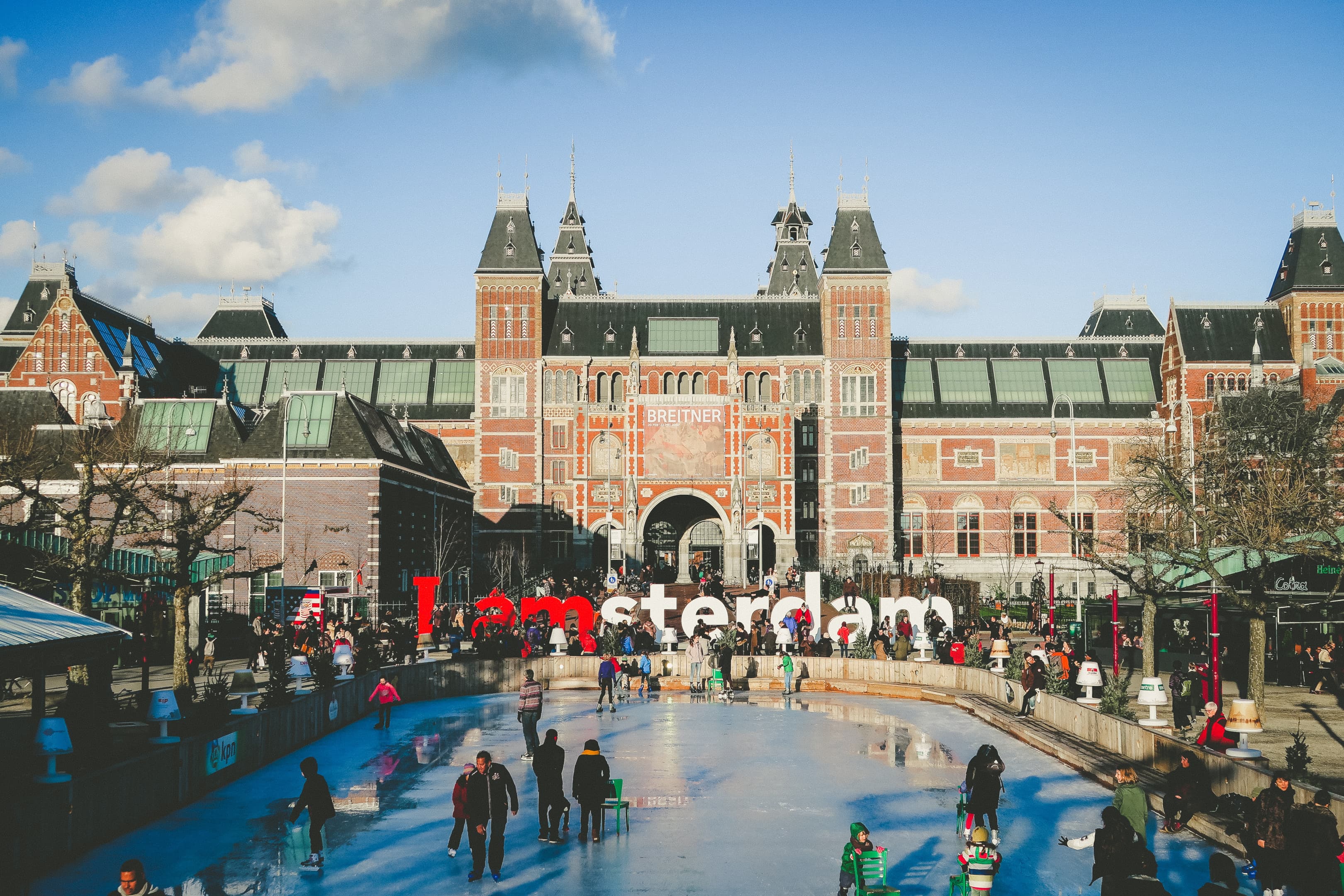 Een foto van het Rijksmuseum in Amsterdam met de bekende ''I amsterdam'' letters ervoor geplaatst. Een foto van het Rijksmuseum in Amsterdam met de bekende ''I amsterdam'' letters ervoor geplaatst.