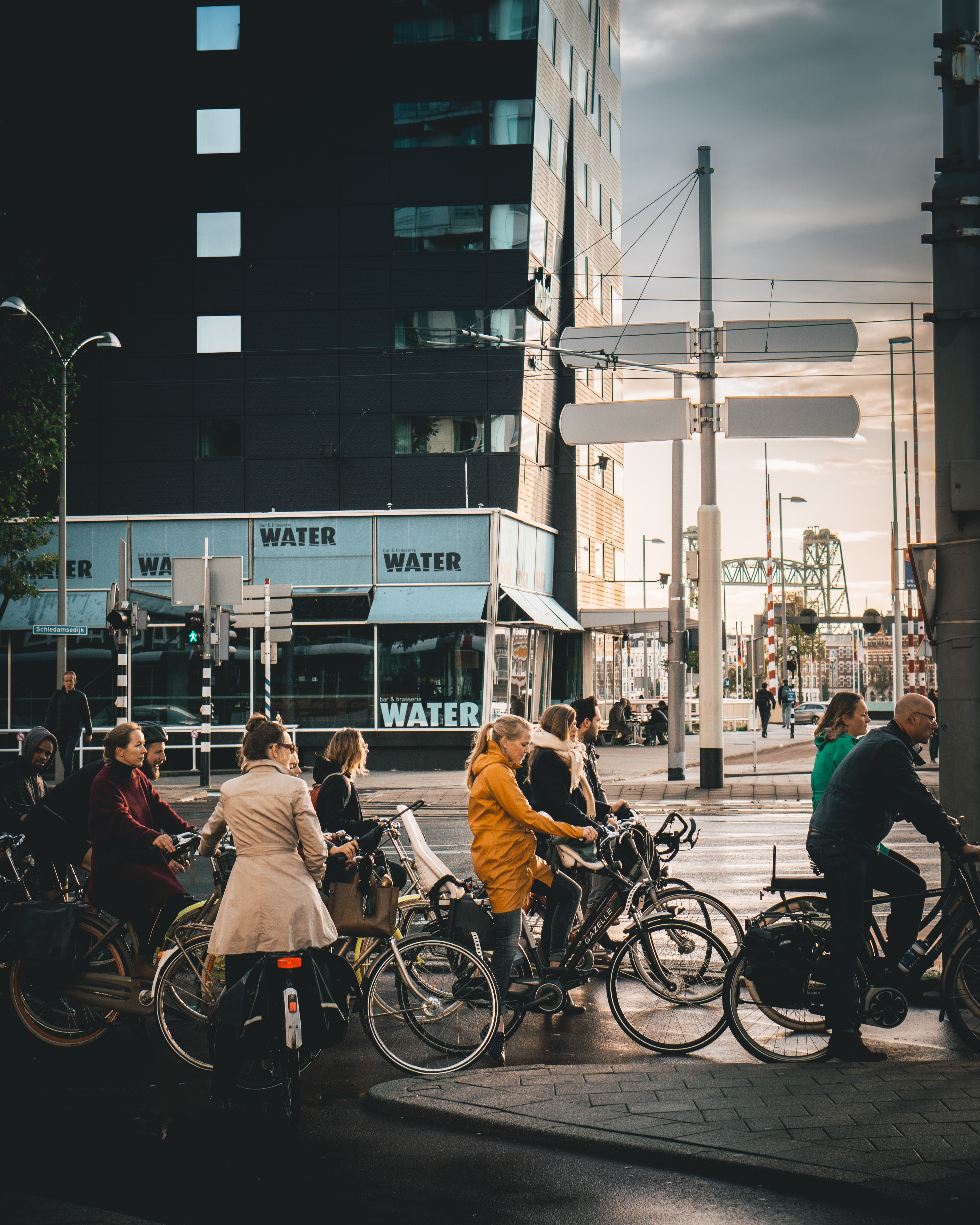 Het centrum van Rotterdam tijdens zonsondergang en mensen steken over Het centrum van Rotterdam tijdens zonsondergang en mensen steken over