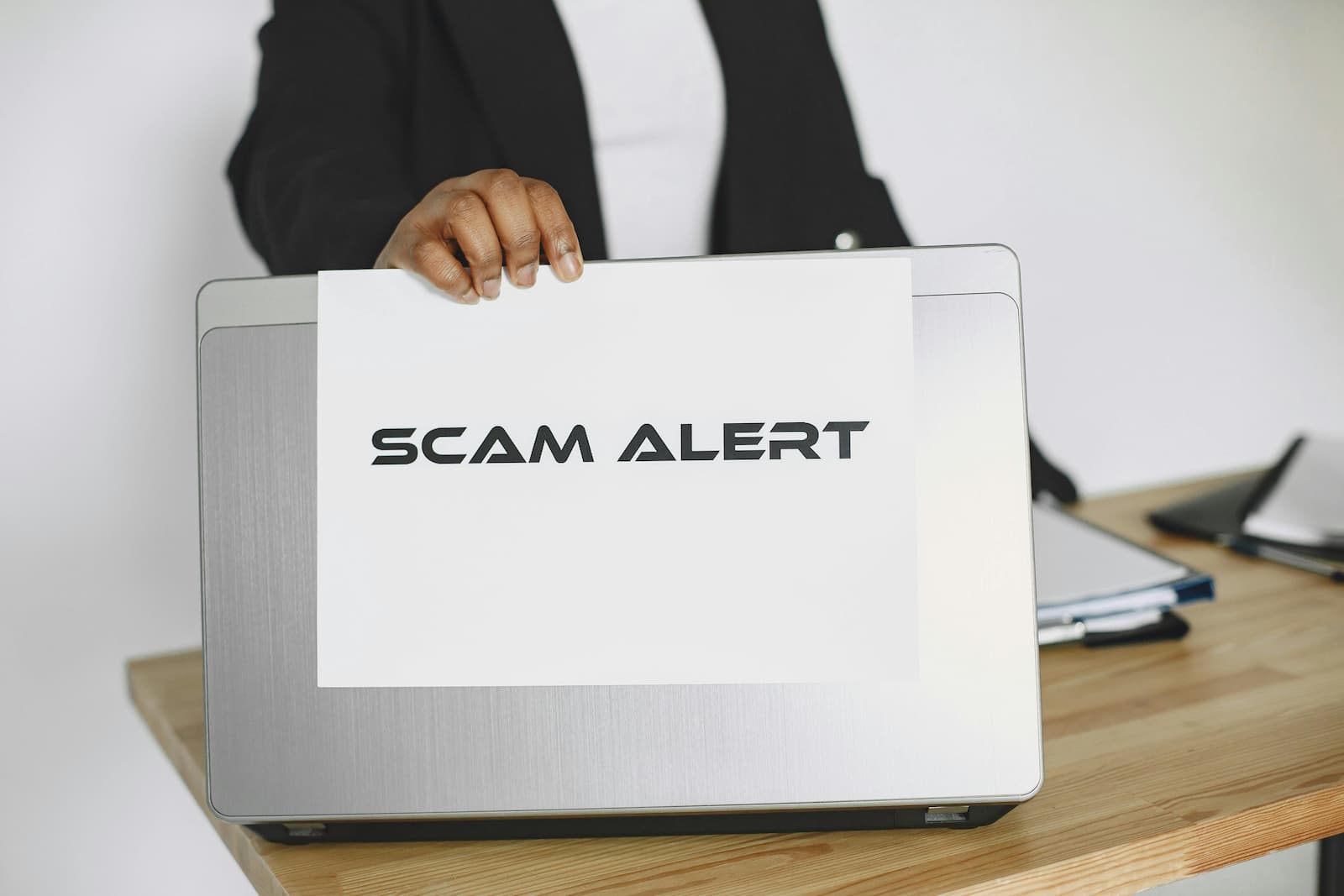 Een opengeklapte laptop met daarop de tekst: "scam alert" Een opengeklapte laptop met daarop de tekst: "scam alert"