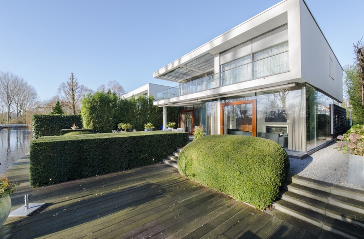 Villa met tuin bij water Villa met tuin bij water