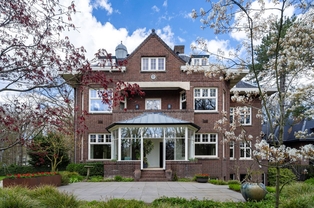 landhuis in Wassenaar met aan de zijkant bomen in de bloesem landhuis in Wassenaar met aan de zijkant bomen in de bloesem