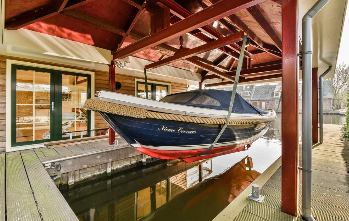 overdekte insteekhaven met een sloep in de touwen overdekte insteekhaven met een sloep in de touwen