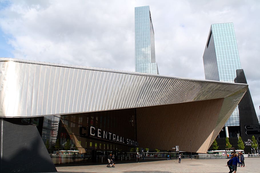 Aangezicht op station Rotterdam met daaromheen appartementencomplexen Aangezicht op station Rotterdam met daaromheen appartementencomplexen