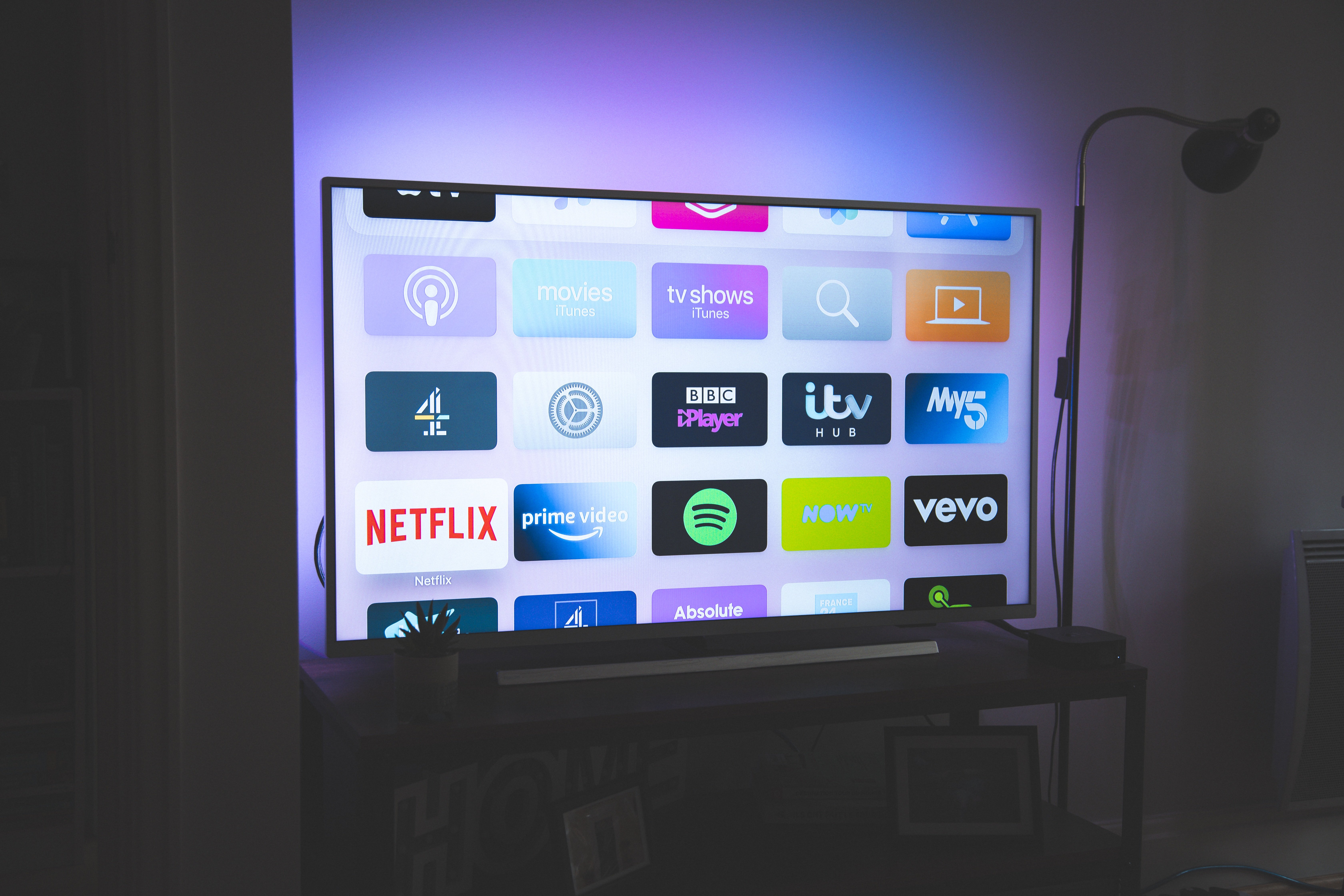 Een tv met verschillende apps in beeld Een tv met verschillende apps in beeld