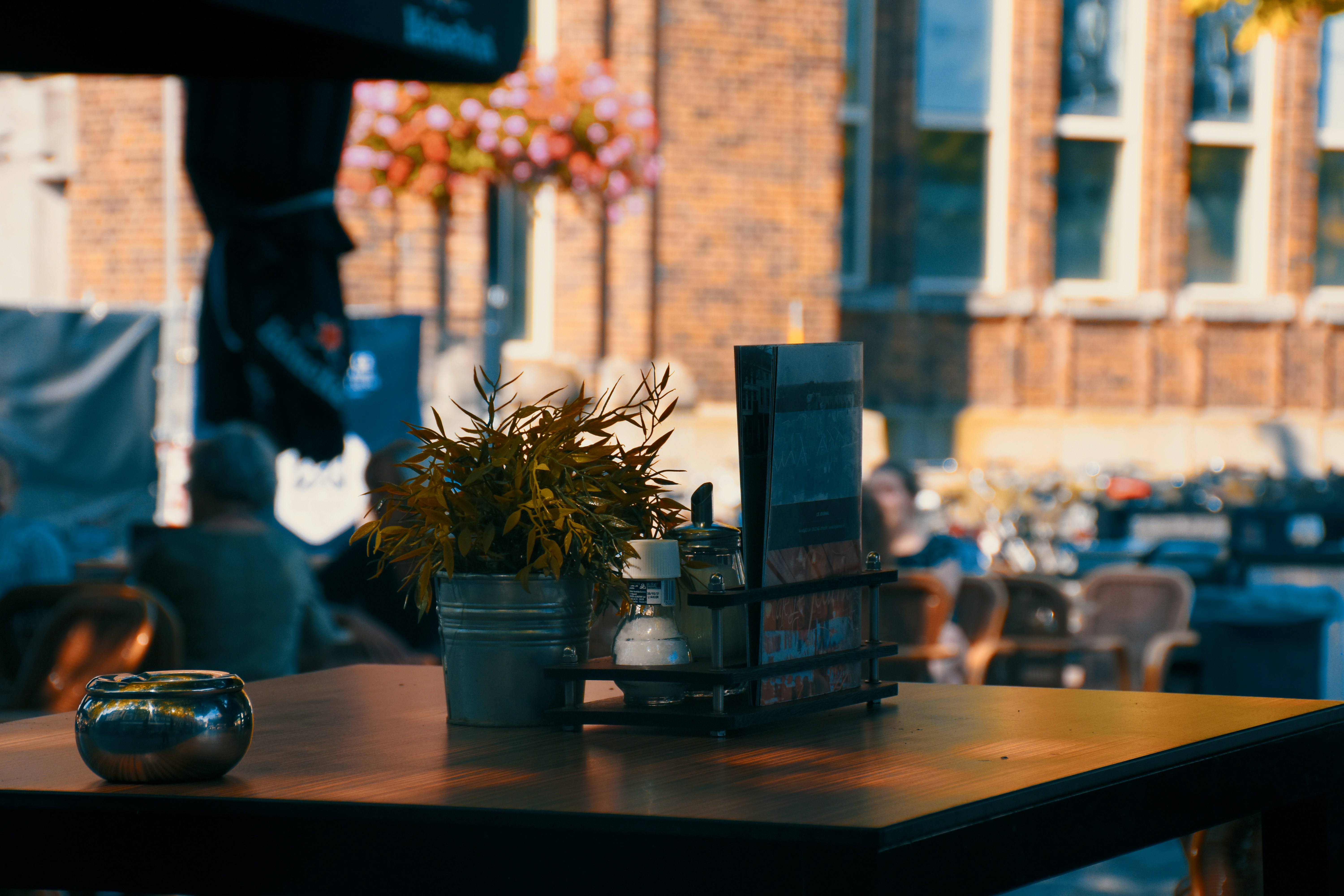Terras in Apeldoorn in de schaduw op een zonnige dag Terras in Apeldoorn in de schaduw op een zonnige dag