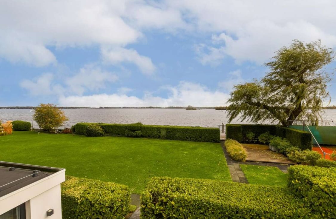 Uitzicht over een meer vanuit een tuin van een villa Uitzicht over een meer vanuit een tuin van een villa