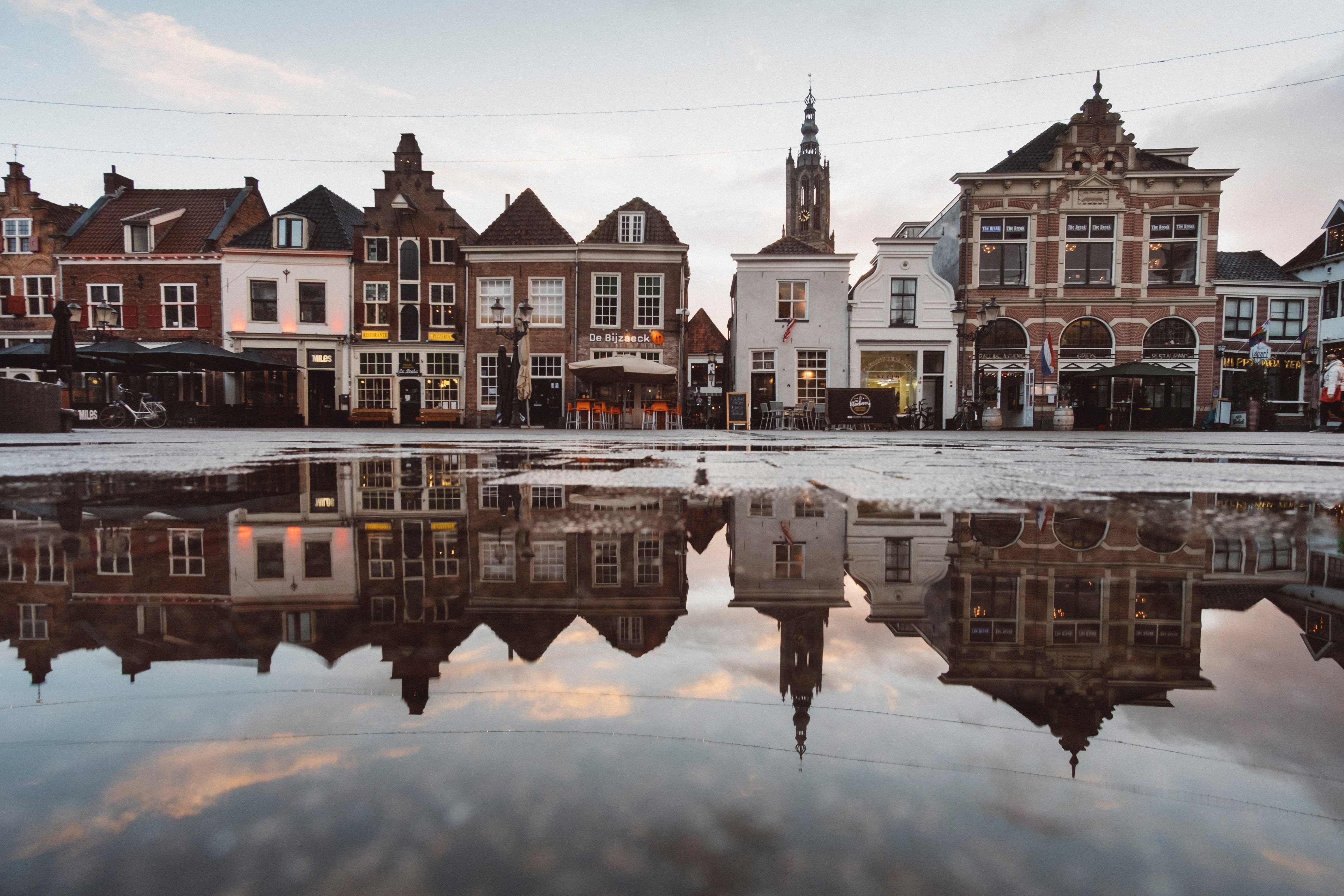 Plein in Utrecht met reflectie van de oude panden in de regenplas Plein in Utrecht met reflectie van de oude panden in de regenplas