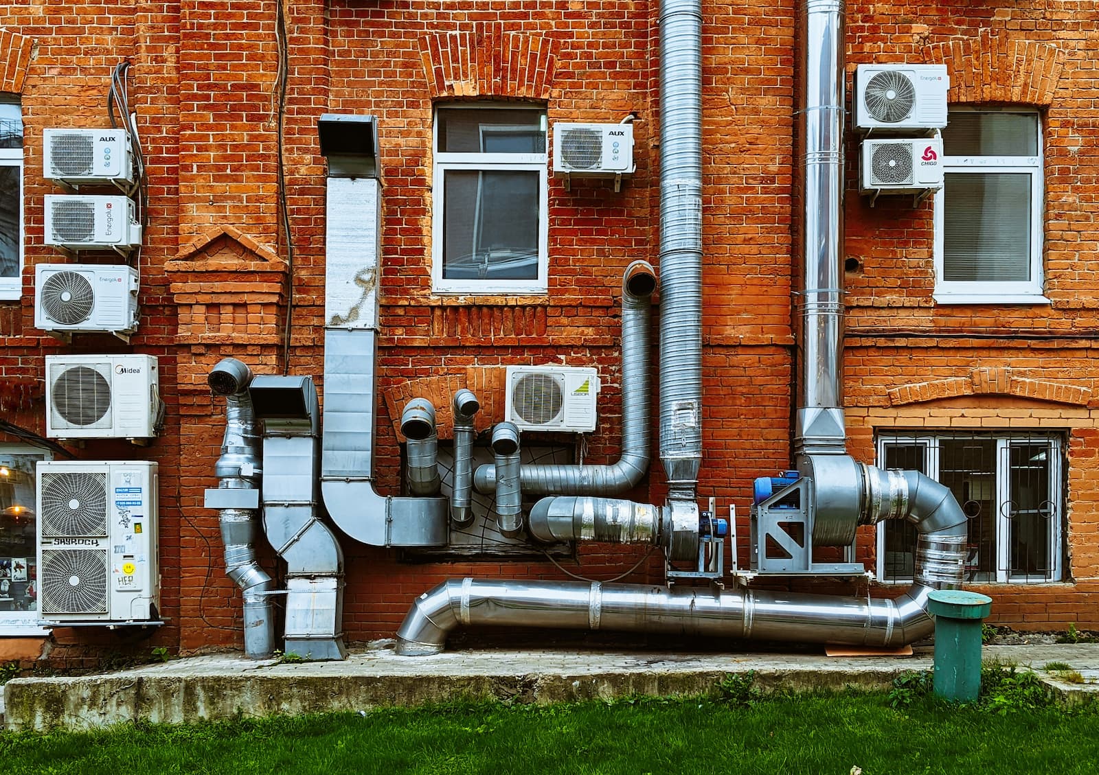 Een pand met rode stenen en een ventilatiesysteem Een pand met rode stenen en een ventilatiesysteem