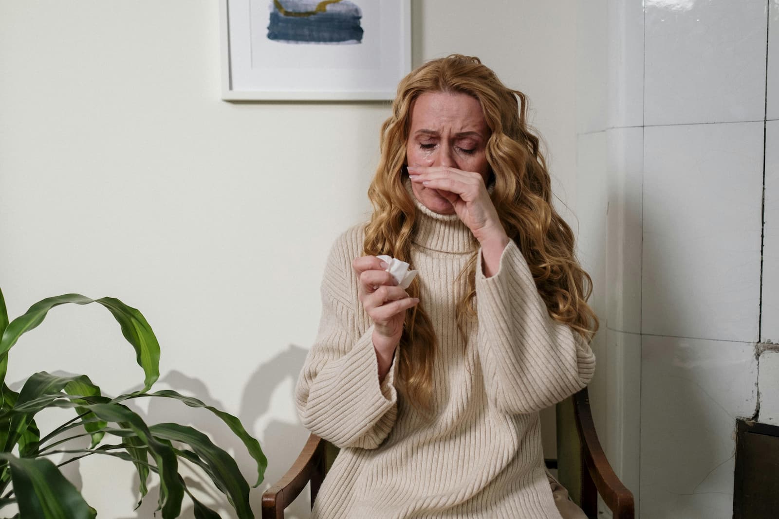 Vrouw heeft ge&iuml;rriteerde ogen en last van haar neus en keel door een virus door de droge lucht. 