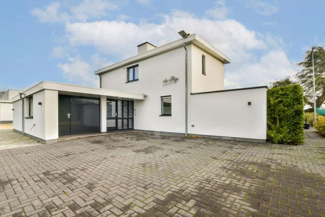 Witte grote villa met vierkante vormen Witte grote villa met vierkante vormen