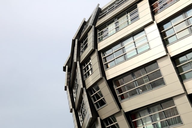 Een bijzonder gebouw met veel ramen en een ronde bolling. Een bijzonder gebouw met veel ramen en een ronde bolling.