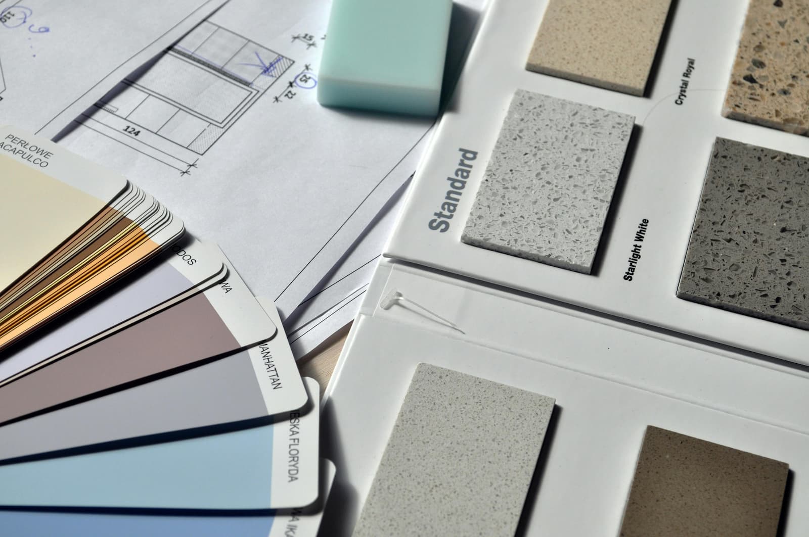 Een bouwtekening en verschillende kleur en vloer opties om een badkamer te renoveren Een bouwtekening en verschillende kleur en vloer opties om een badkamer te renoveren