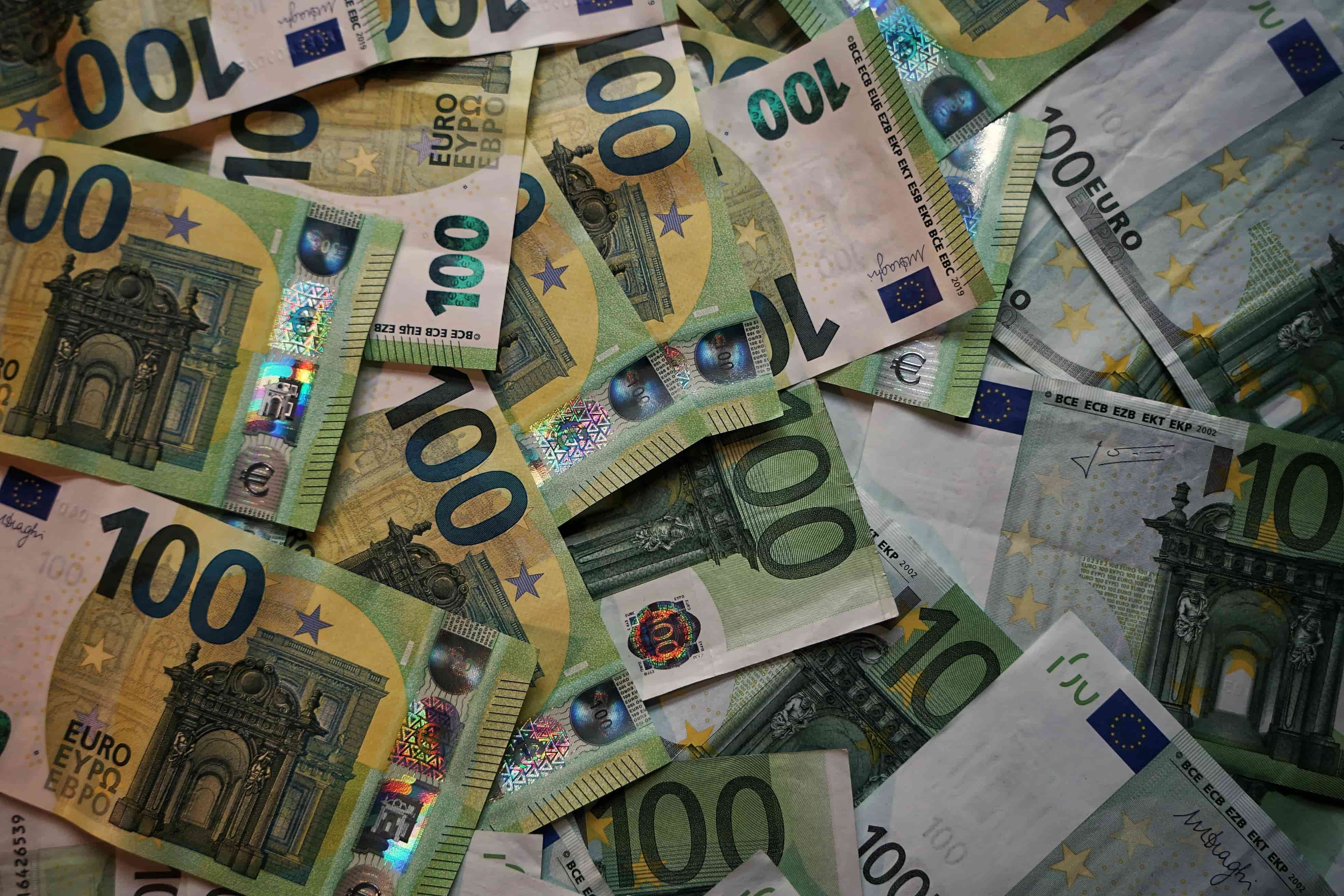 briefjes van 100 euro als symbool voor de huurtoeslag bedragen