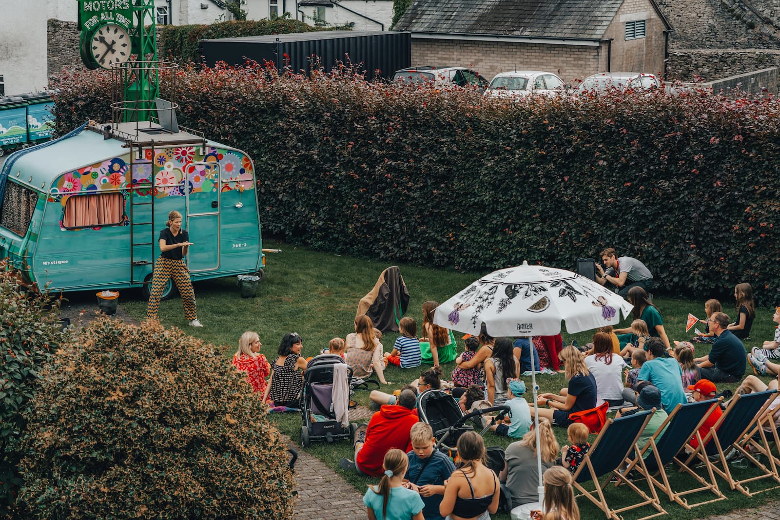Een groep mensen die samen zijn op een grasveld in een cohousing community Een groep mensen die samen zijn op een grasveld in een cohousing community